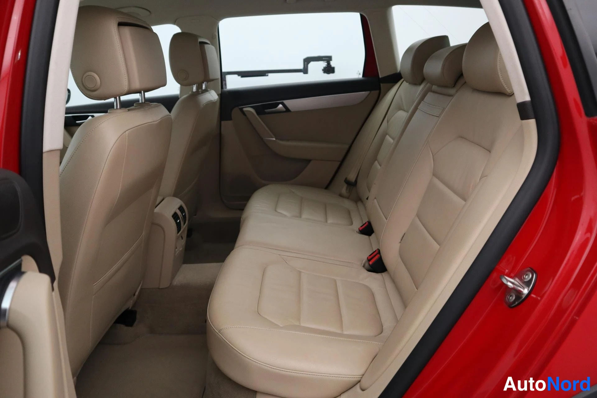 Punainen Volkswagen Passat 2013, kuva 17