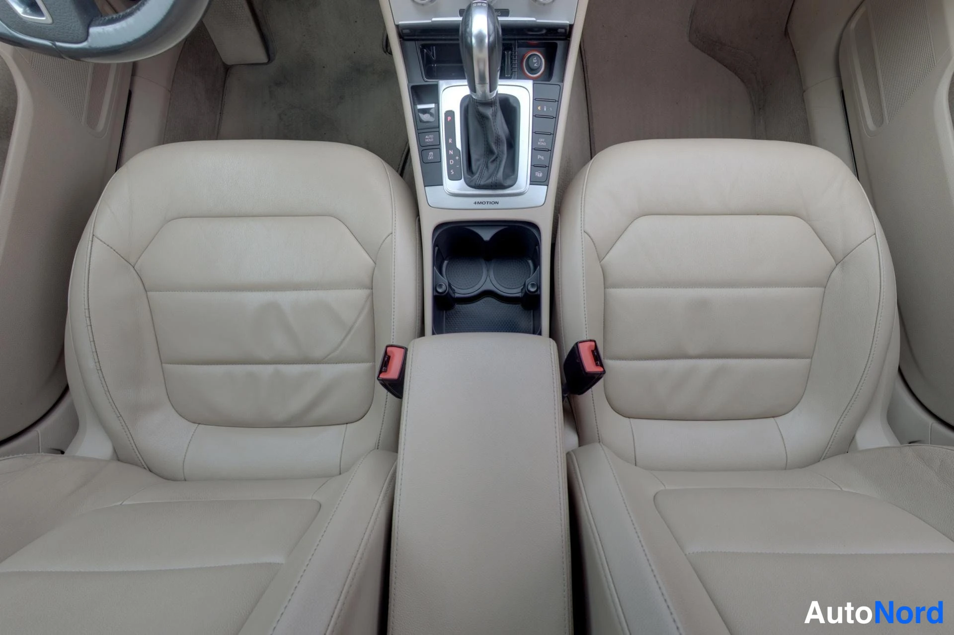 Punainen Volkswagen Passat 2013, kuva 31