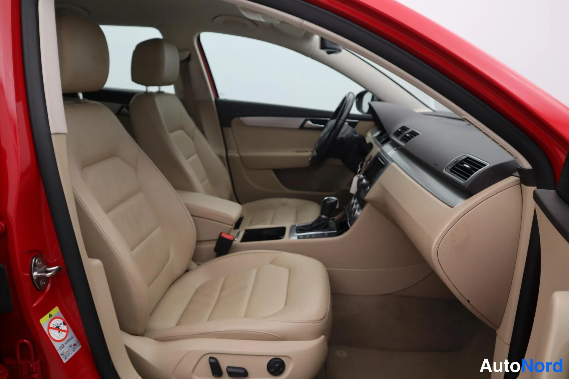 Punainen Volkswagen Passat 2013, kuva 18