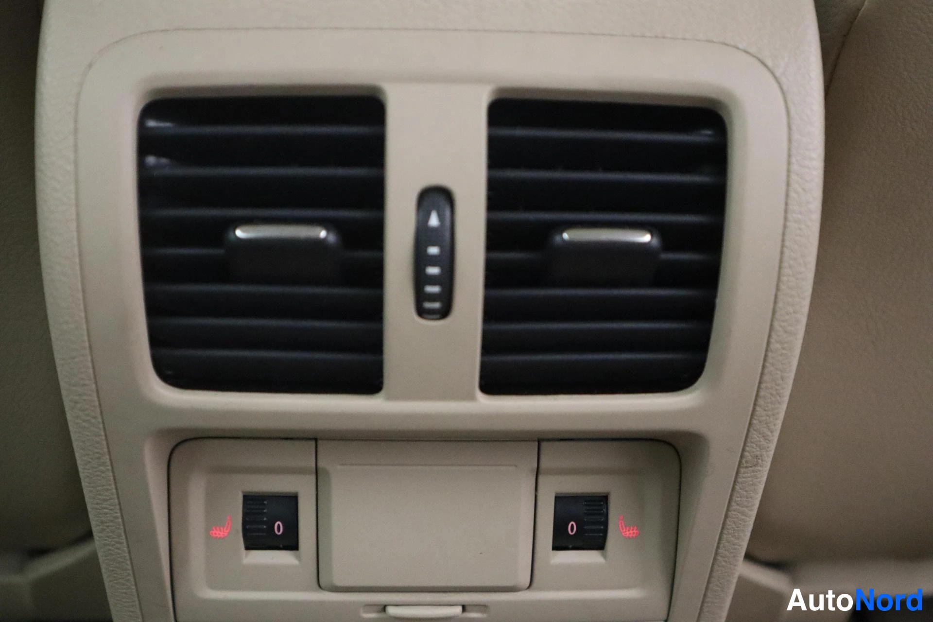 Punainen Volkswagen Passat 2013, kuva 7