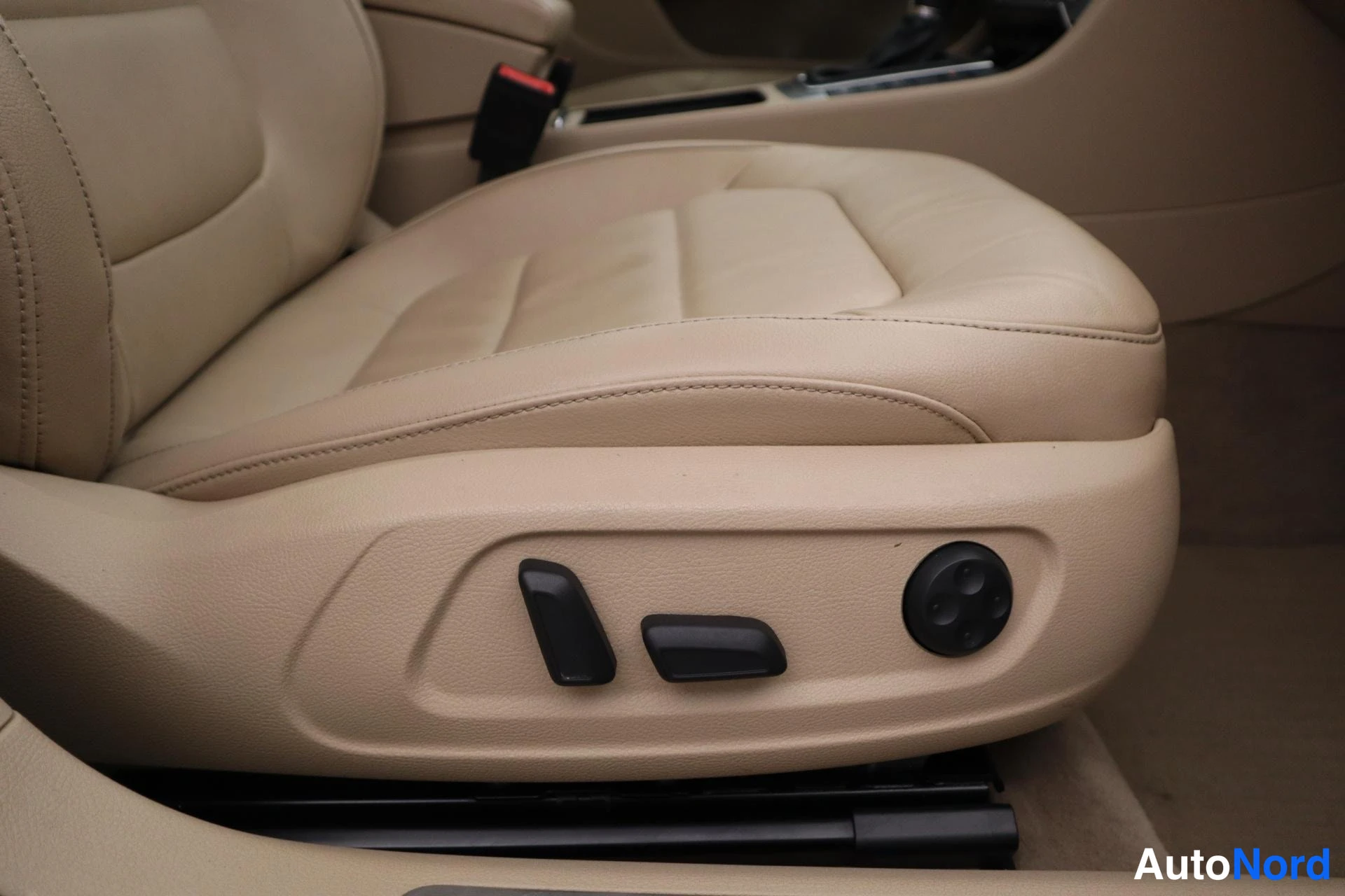 Punainen Volkswagen Passat 2013, kuva 19