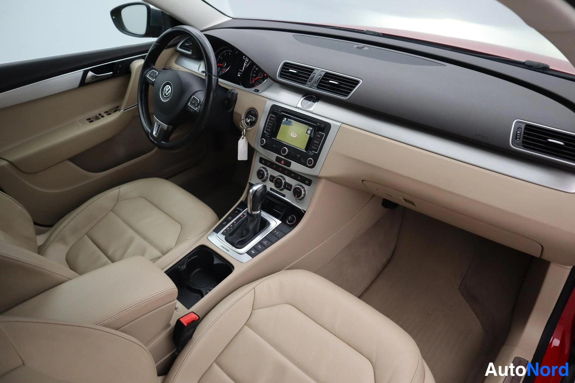 Punainen Volkswagen Passat 2013, kuva 20