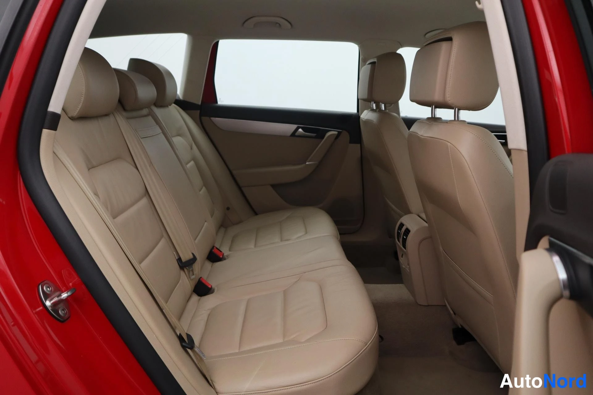Punainen Volkswagen Passat 2013, kuva 21