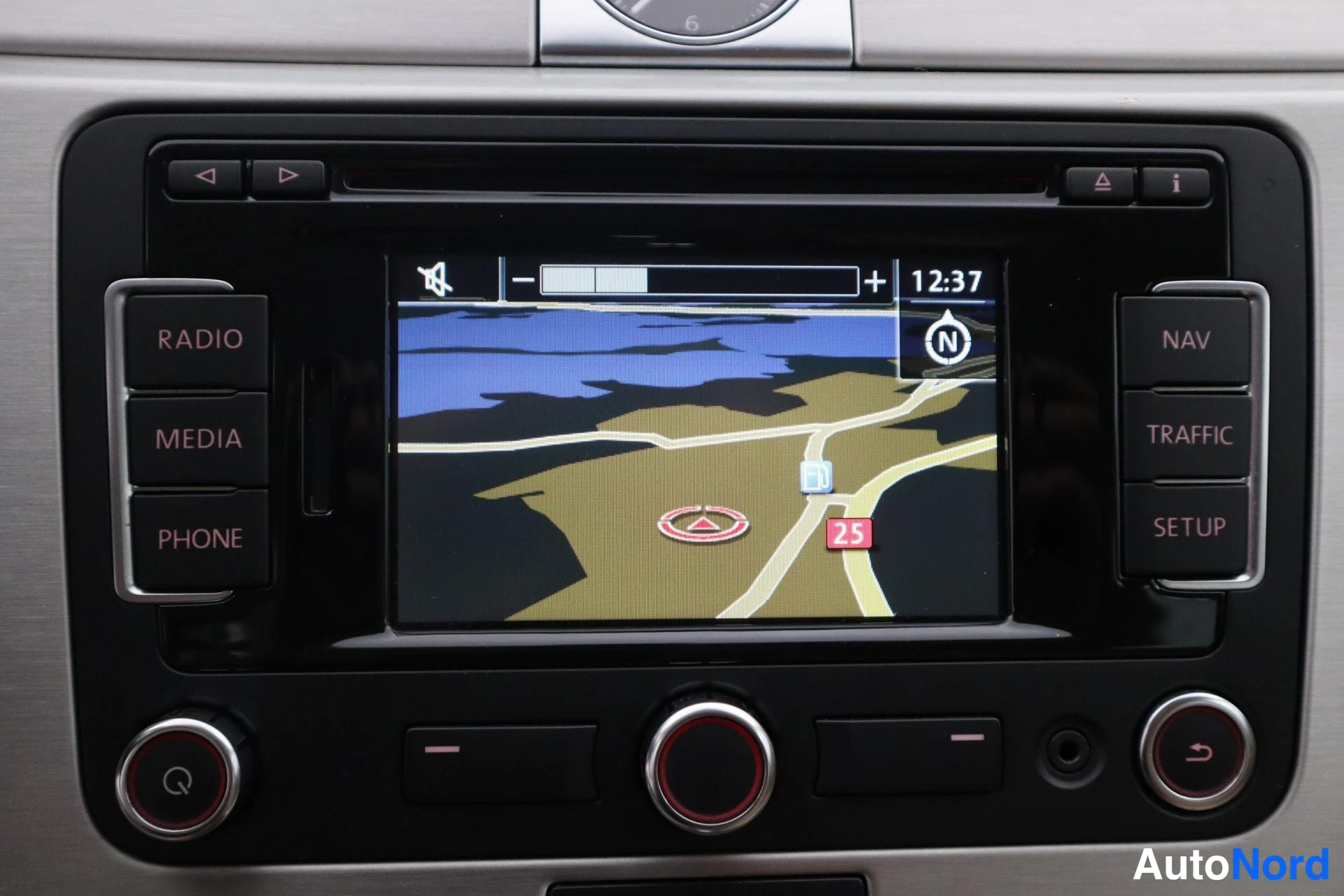 Punainen Volkswagen Passat 2013, kuva 24