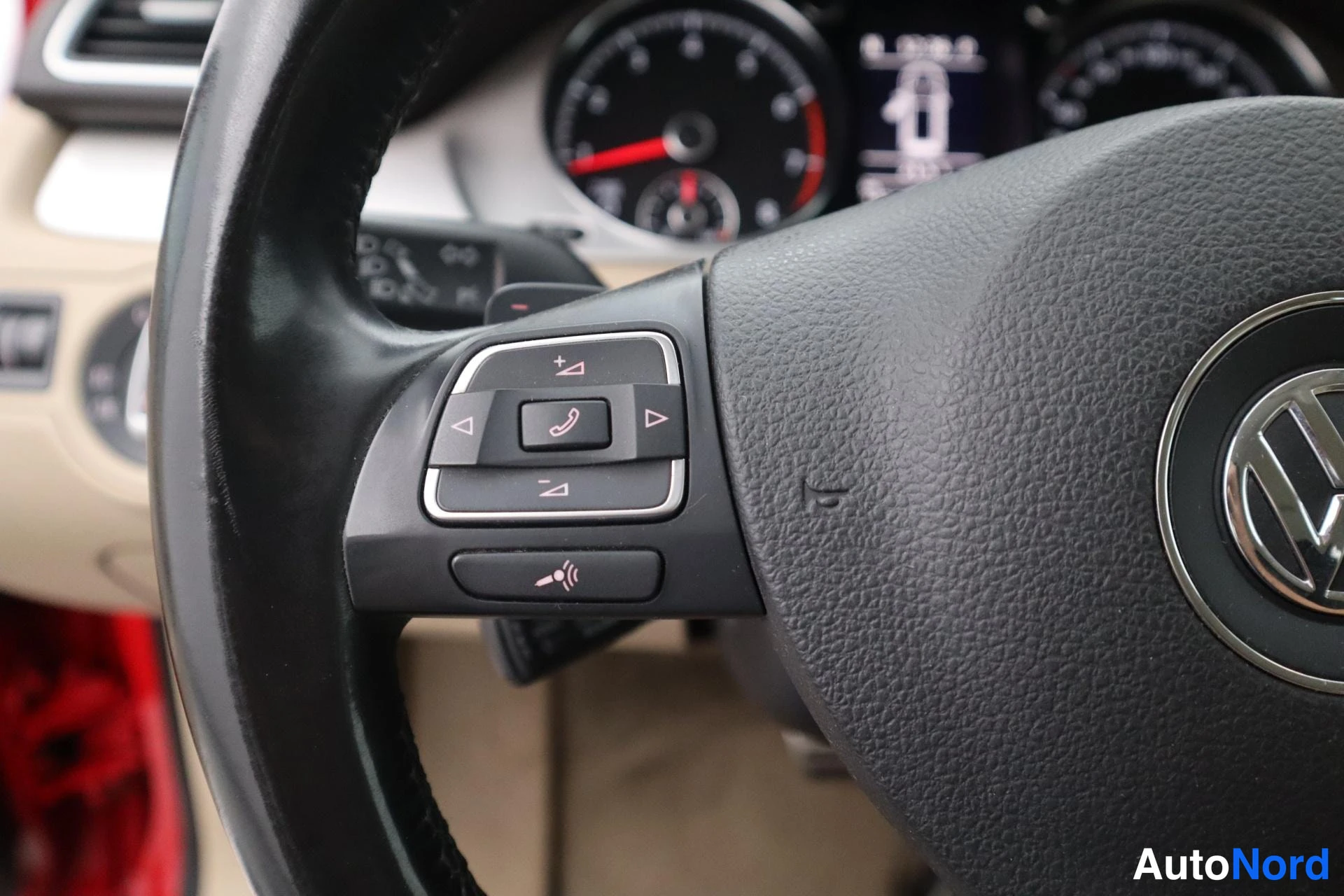 Punainen Volkswagen Passat 2013, kuva 25
