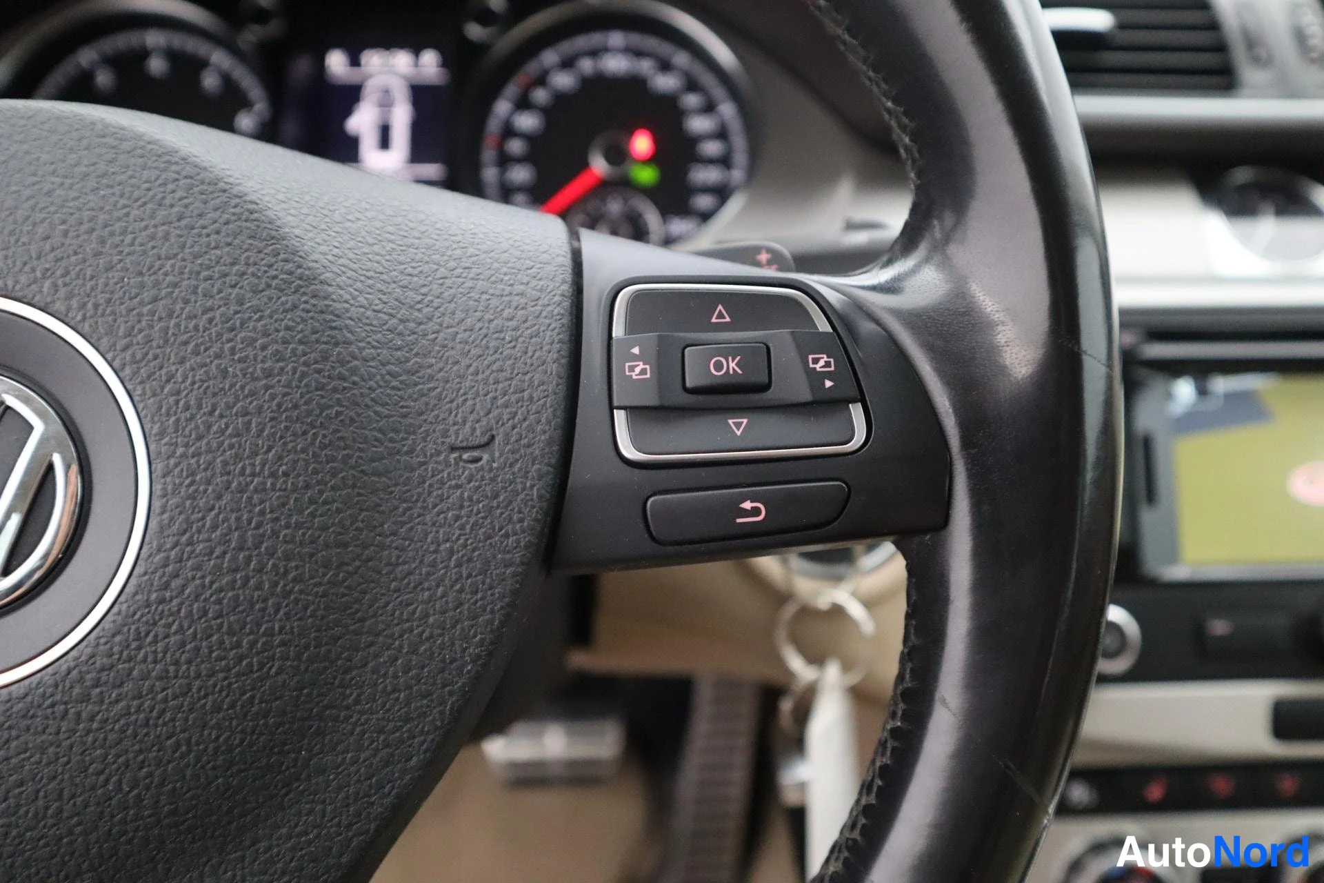 Punainen Volkswagen Passat 2013, kuva 26