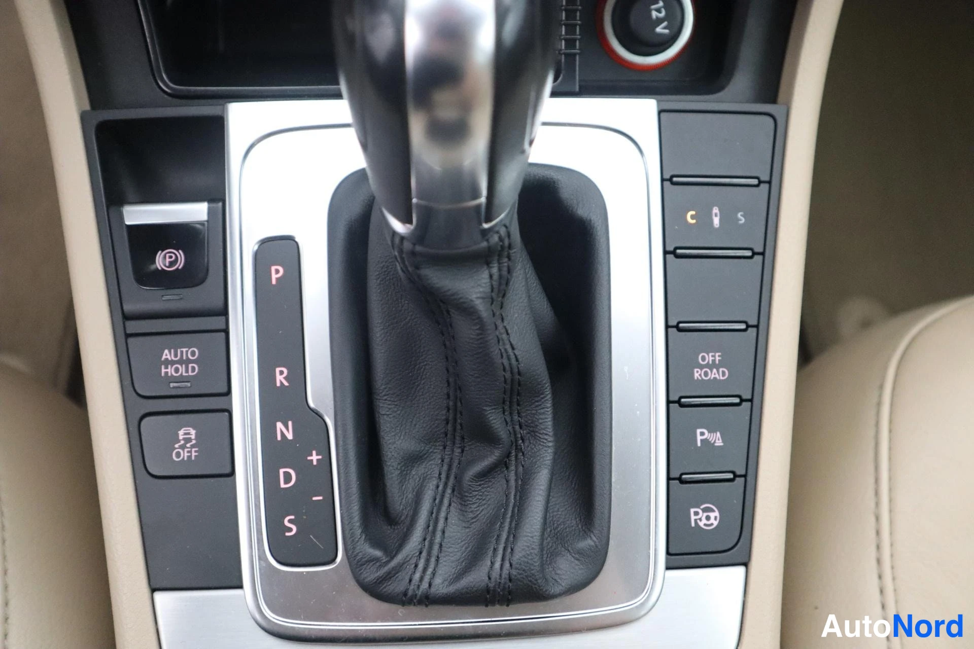 Punainen Volkswagen Passat 2013, kuva 28