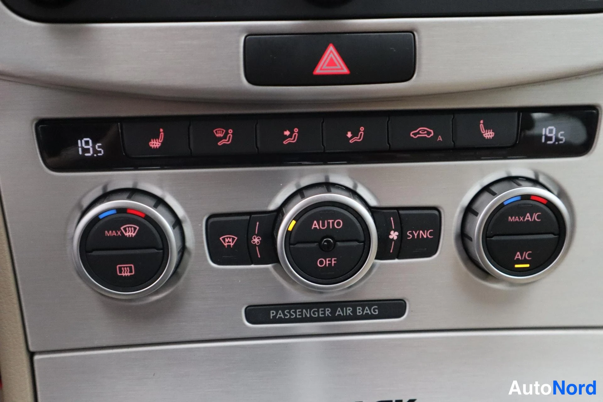Punainen Volkswagen Passat 2013, kuva 29