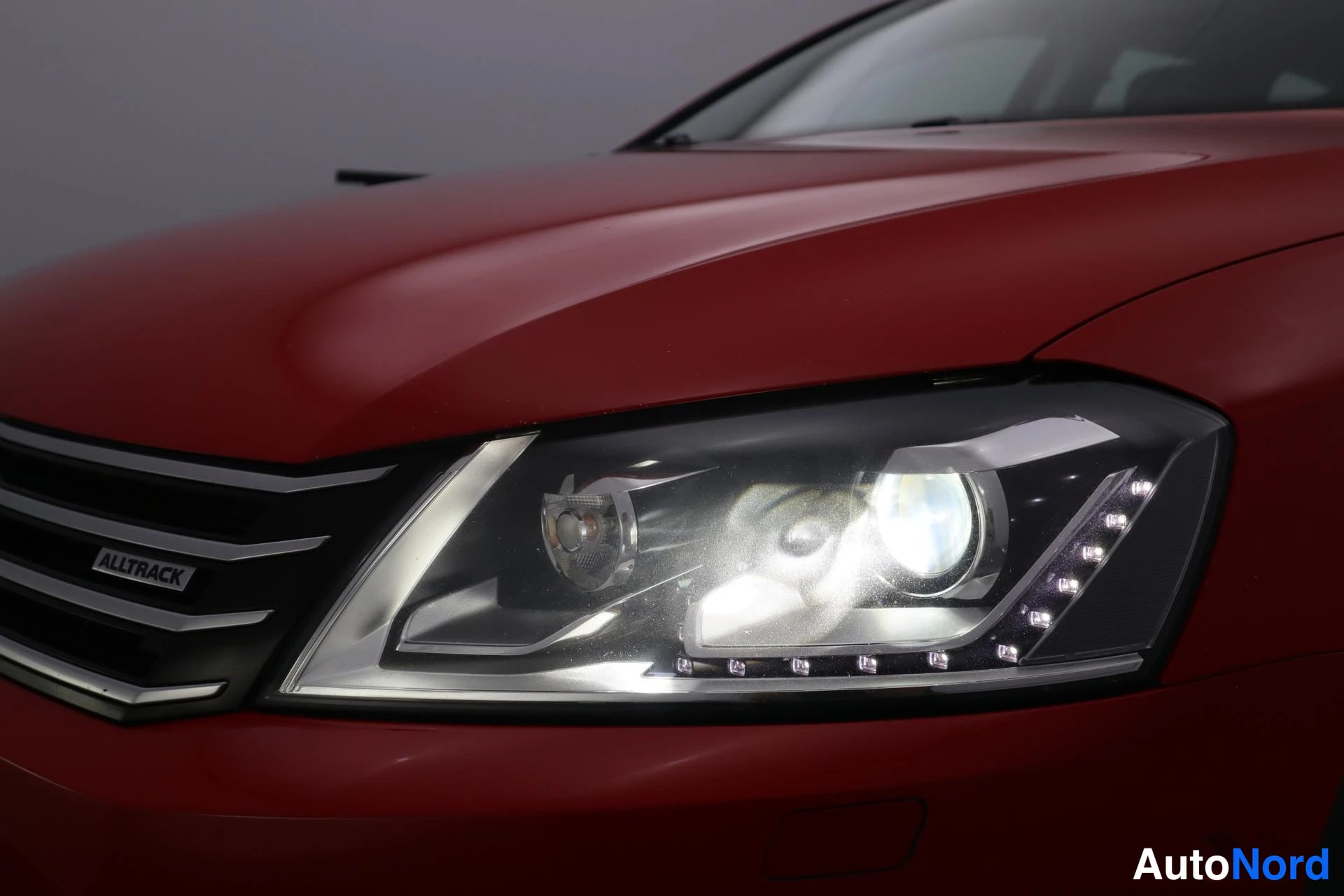 Punainen Volkswagen Passat 2013, kuva 8