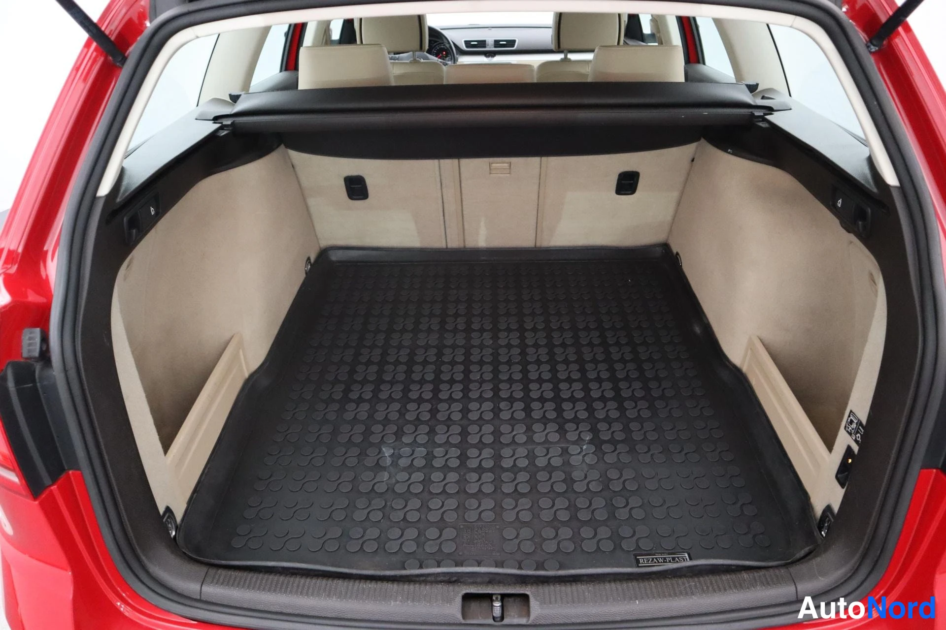 Punainen Volkswagen Passat 2013, kuva 10