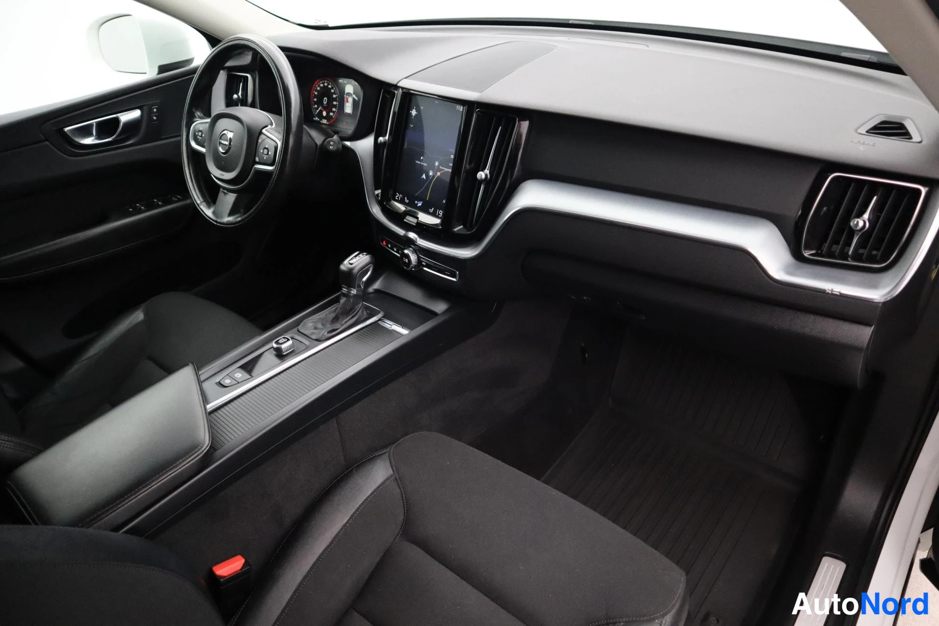 Valkoinen Volvo XC60 2018, kuva 13
