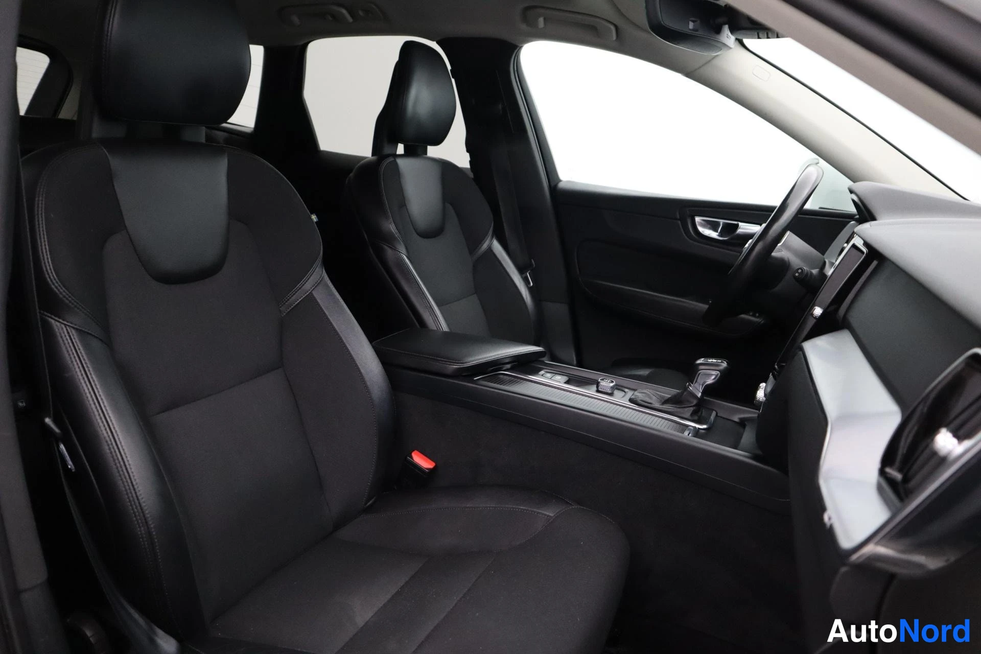 Valkoinen Volvo XC60 2018, kuva 14