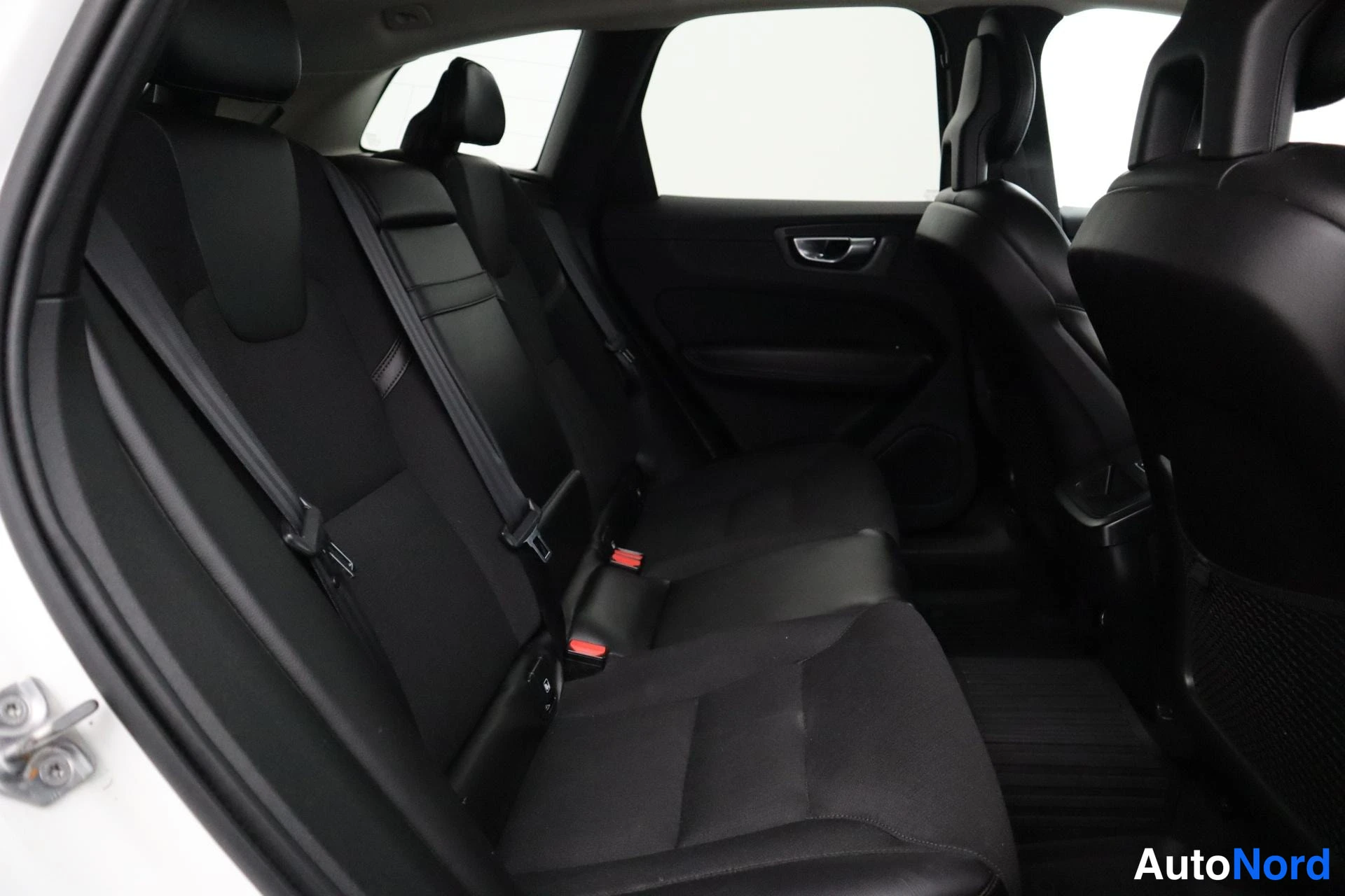 Valkoinen Volvo XC60 2018, takaistuimet, kuva 5