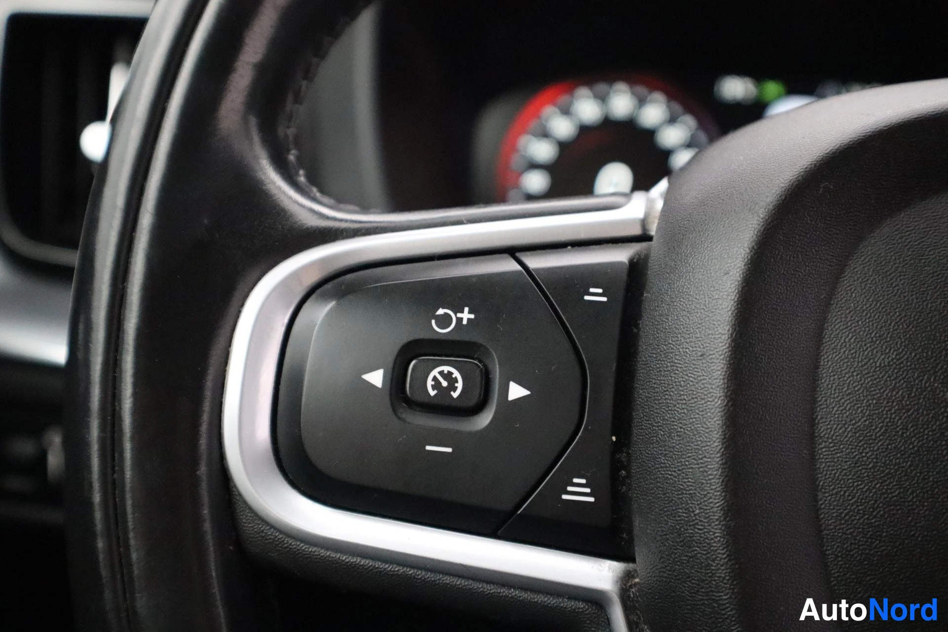 Valkoinen Volvo XC60 2018, kuva 15
