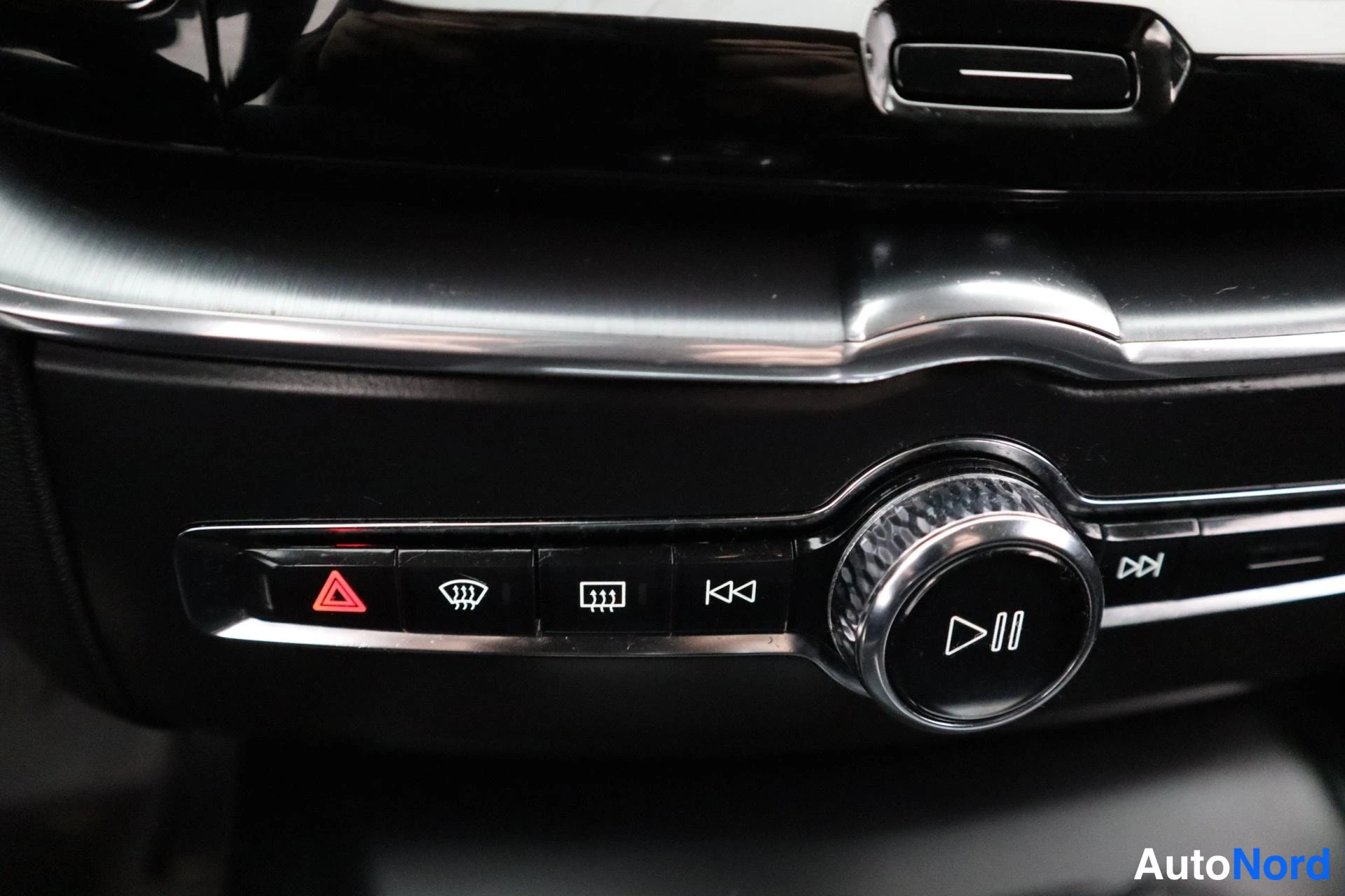 Valkoinen Volvo XC60 2018, kuva 16