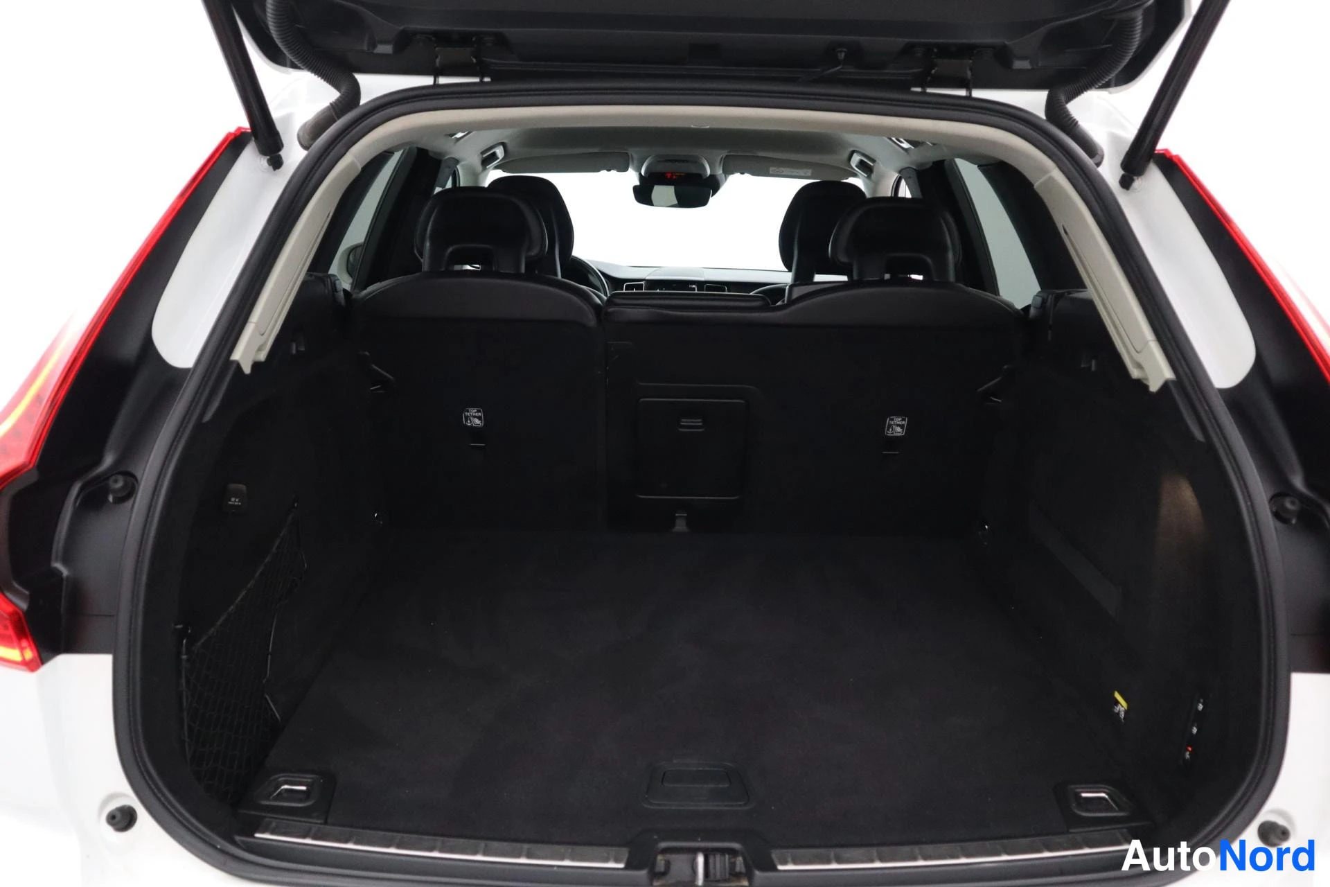 Valkoinen Volvo XC60 2018, kuva 22