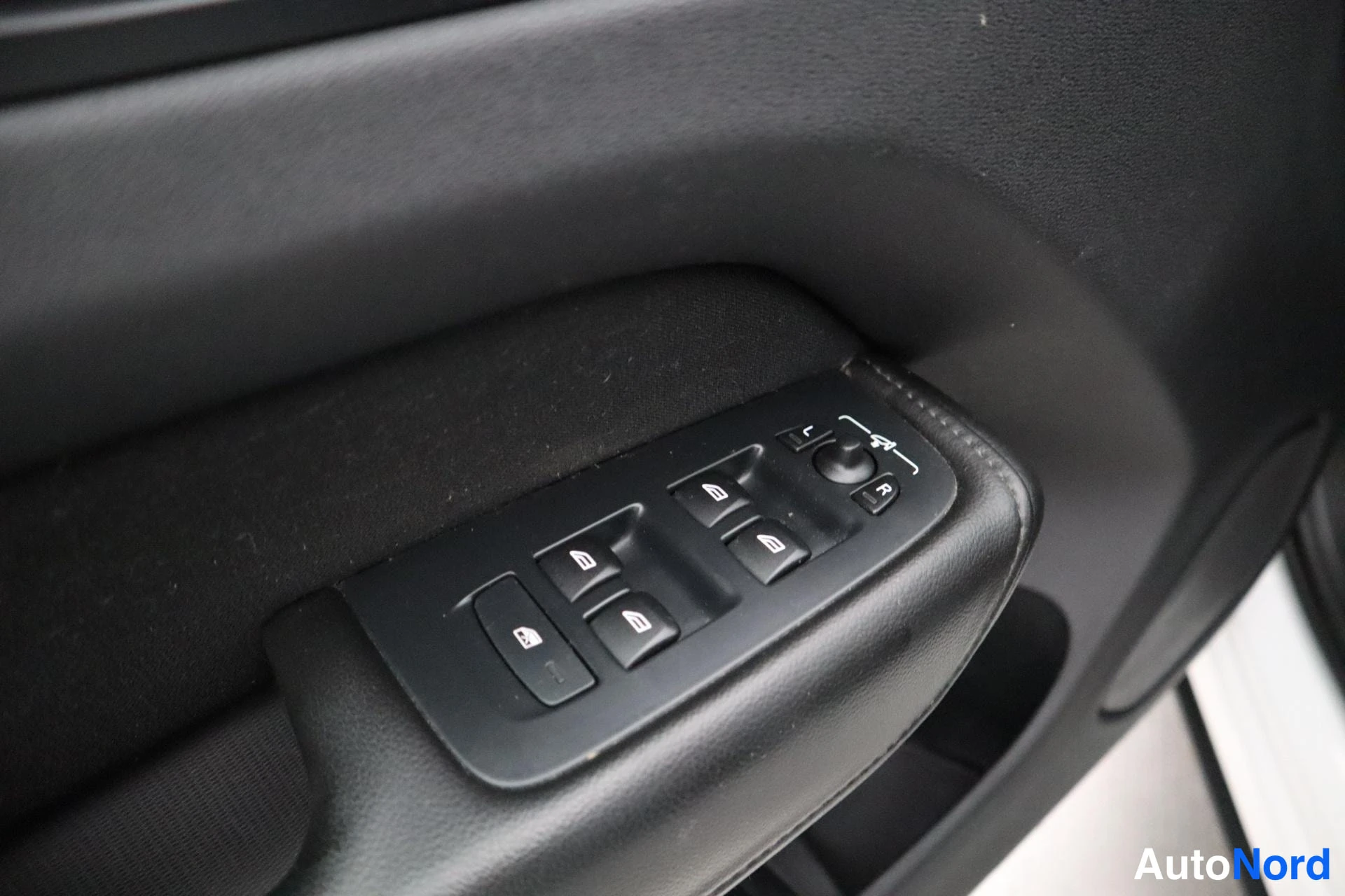 Valkoinen Volvo XC60 2018, kuva 24
