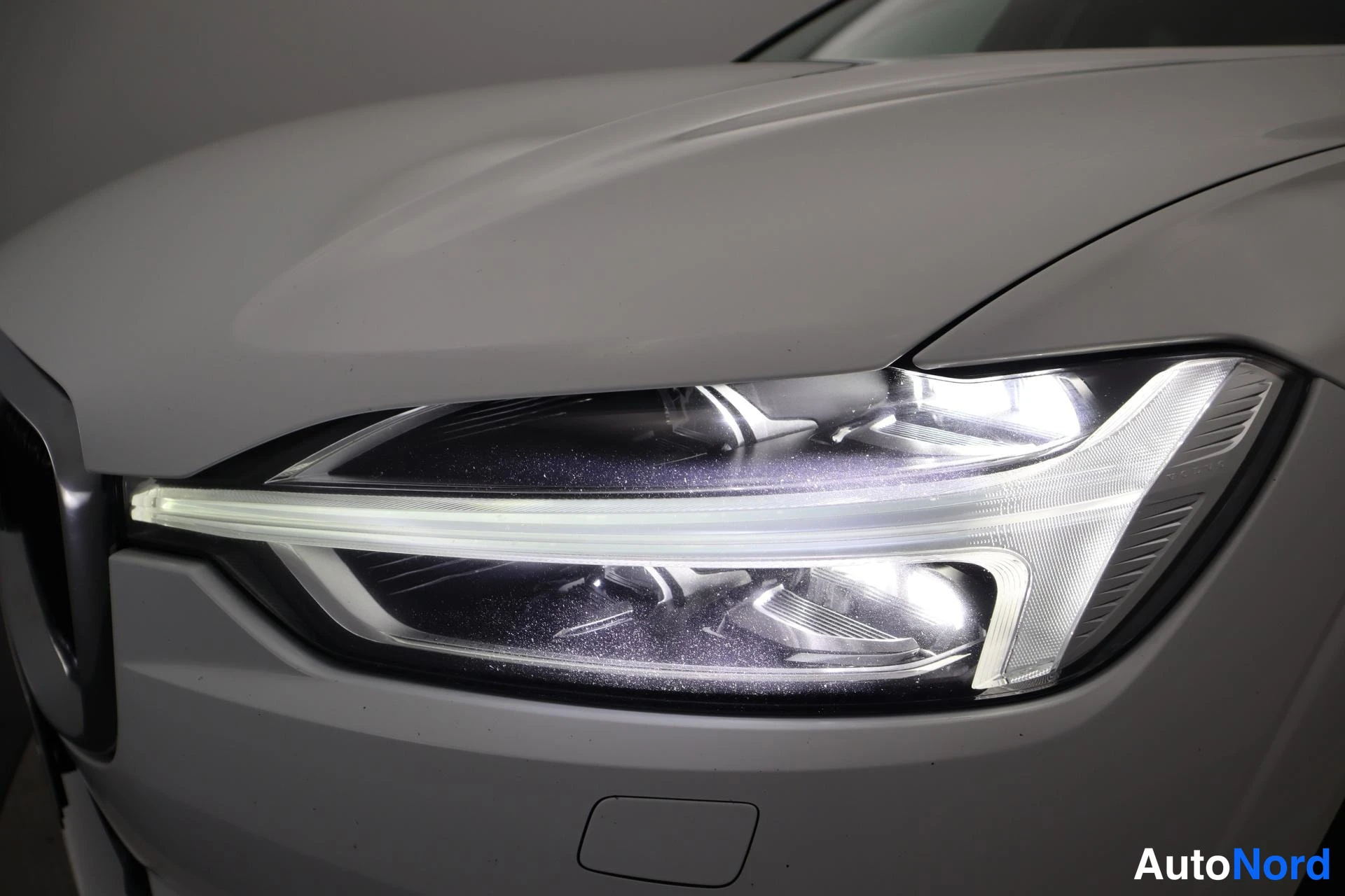 Valkoinen Volvo XC60 2018, edestä, kuva 2