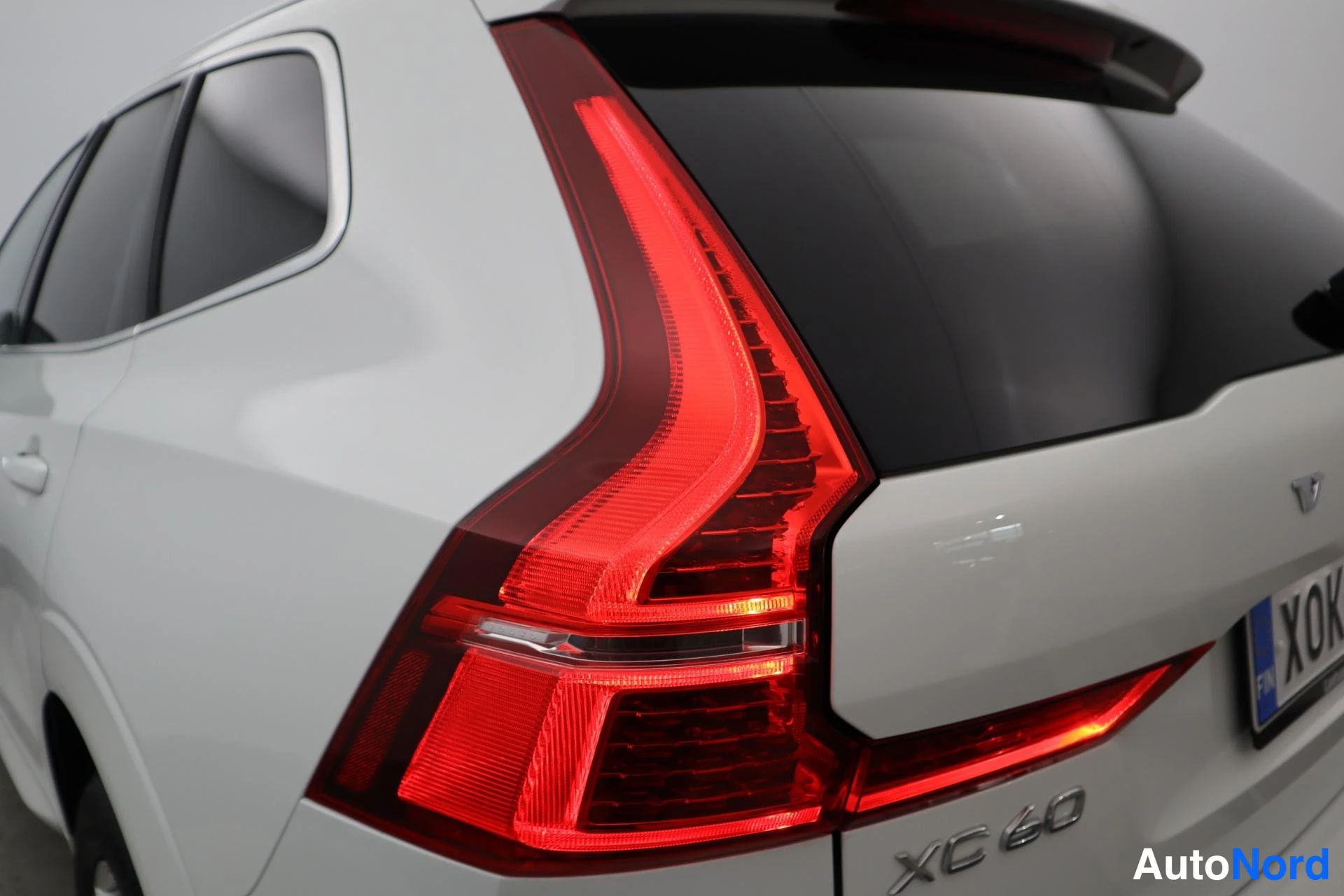 Valkoinen Volvo XC60 2018, takaviisto, kuva 4