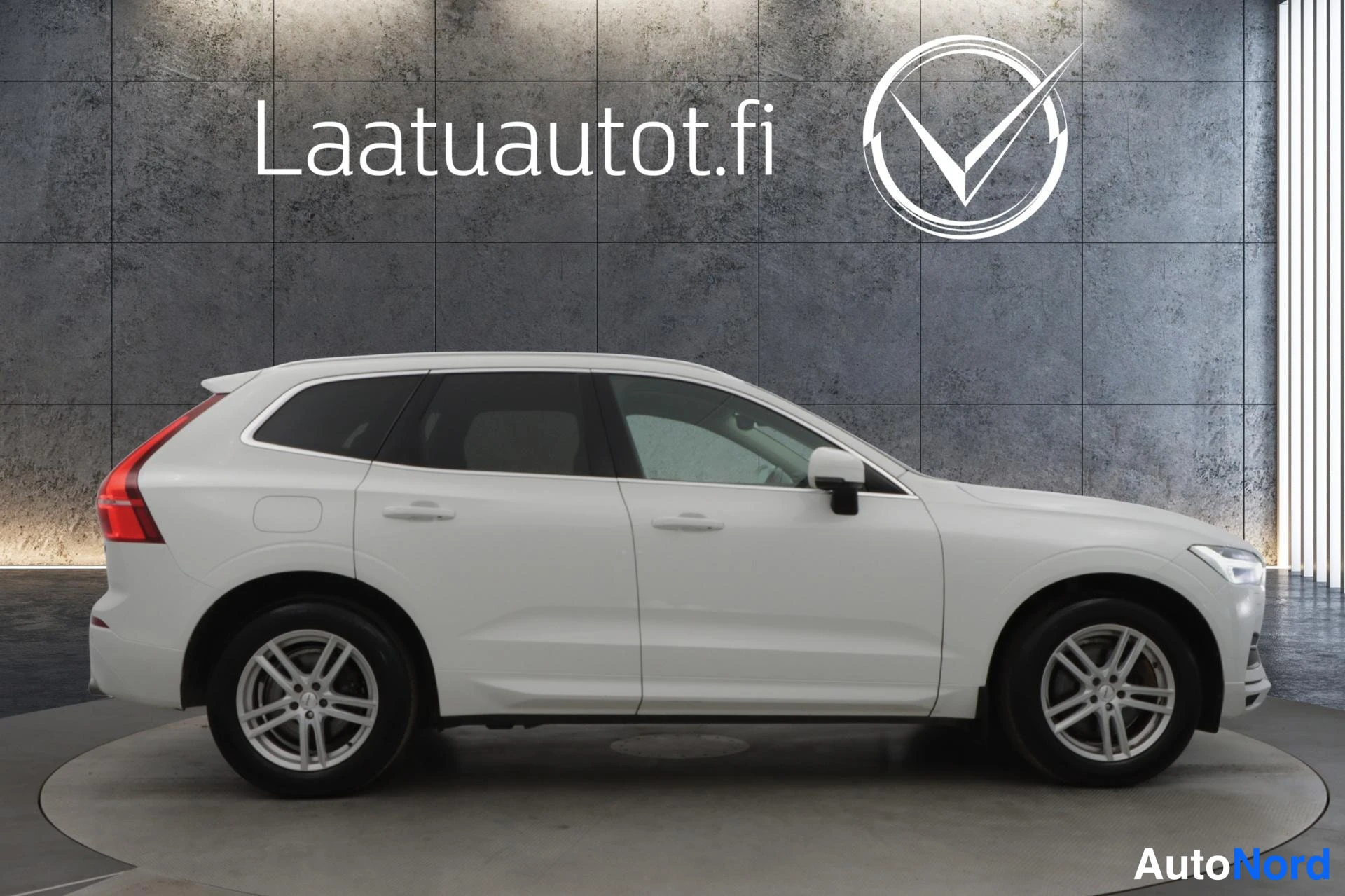 Valkoinen Volvo XC60 2018, takaviisto, kuva 3