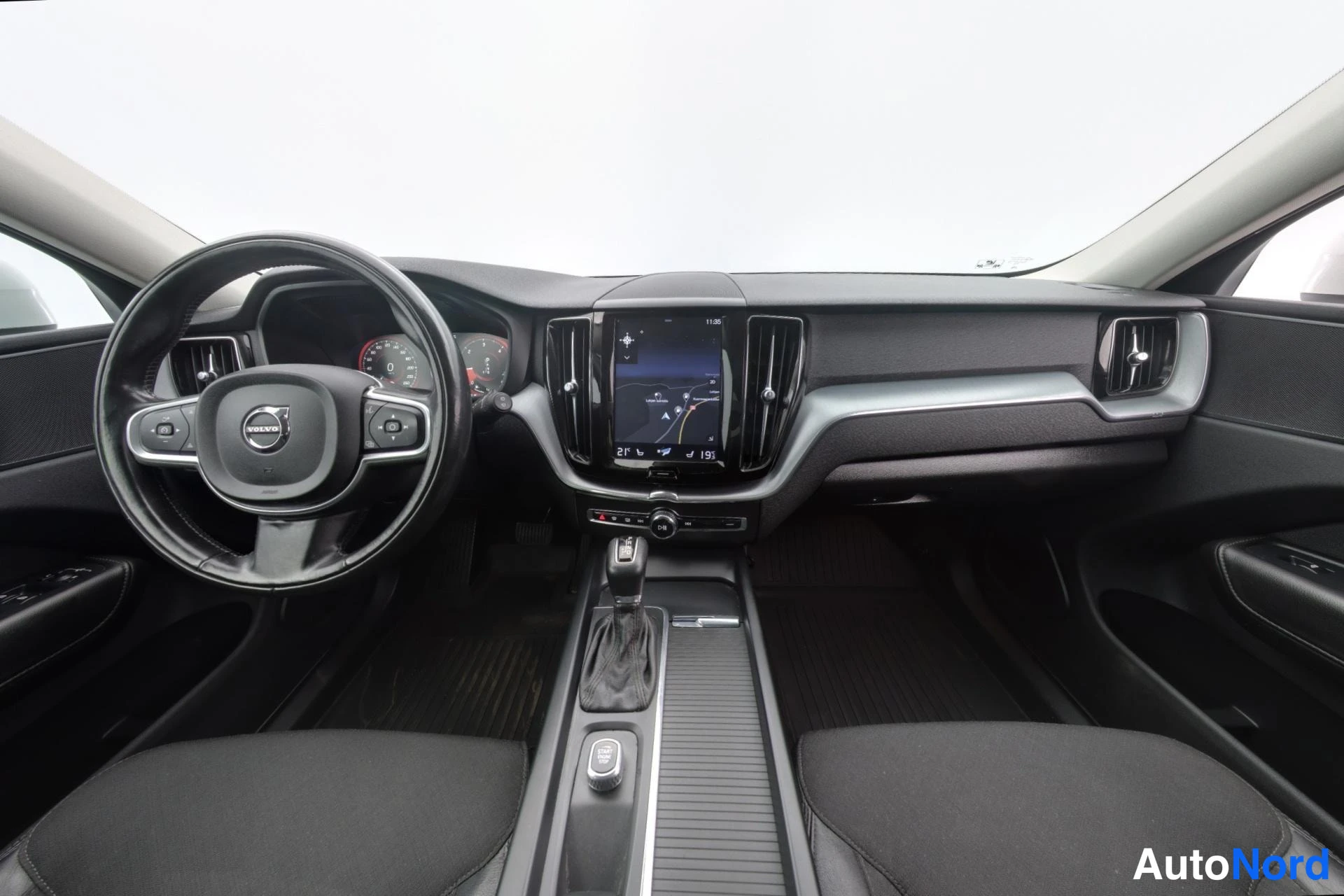 Valkoinen Volvo XC60 2018, kuva 9