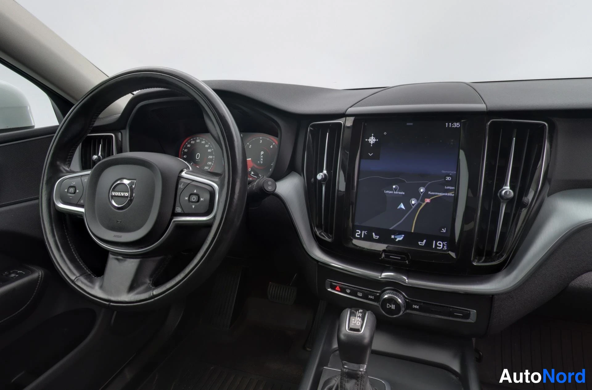 Valkoinen Volvo XC60 2018, kuva 10