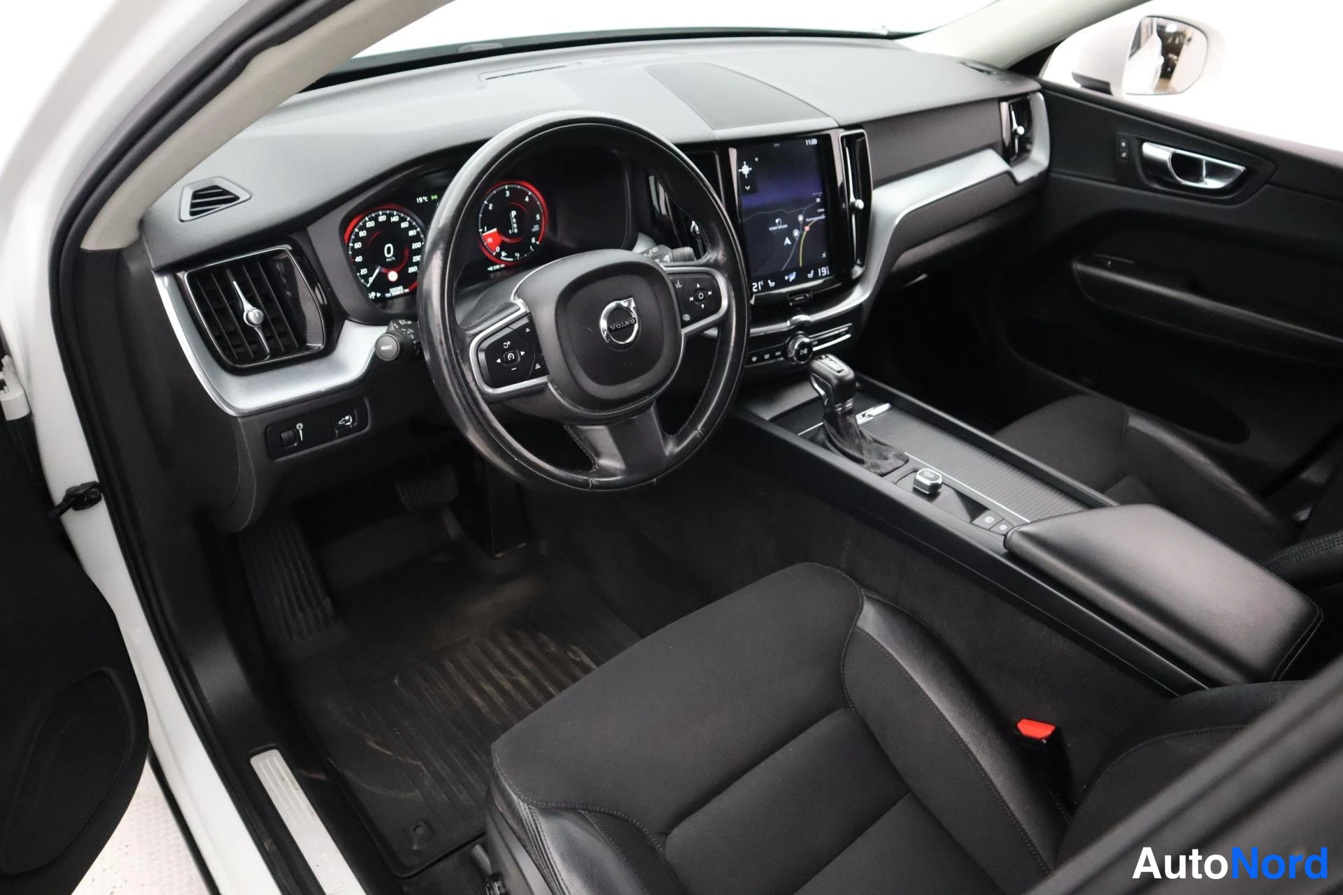 Valkoinen Volvo XC60 2018, kuva 11