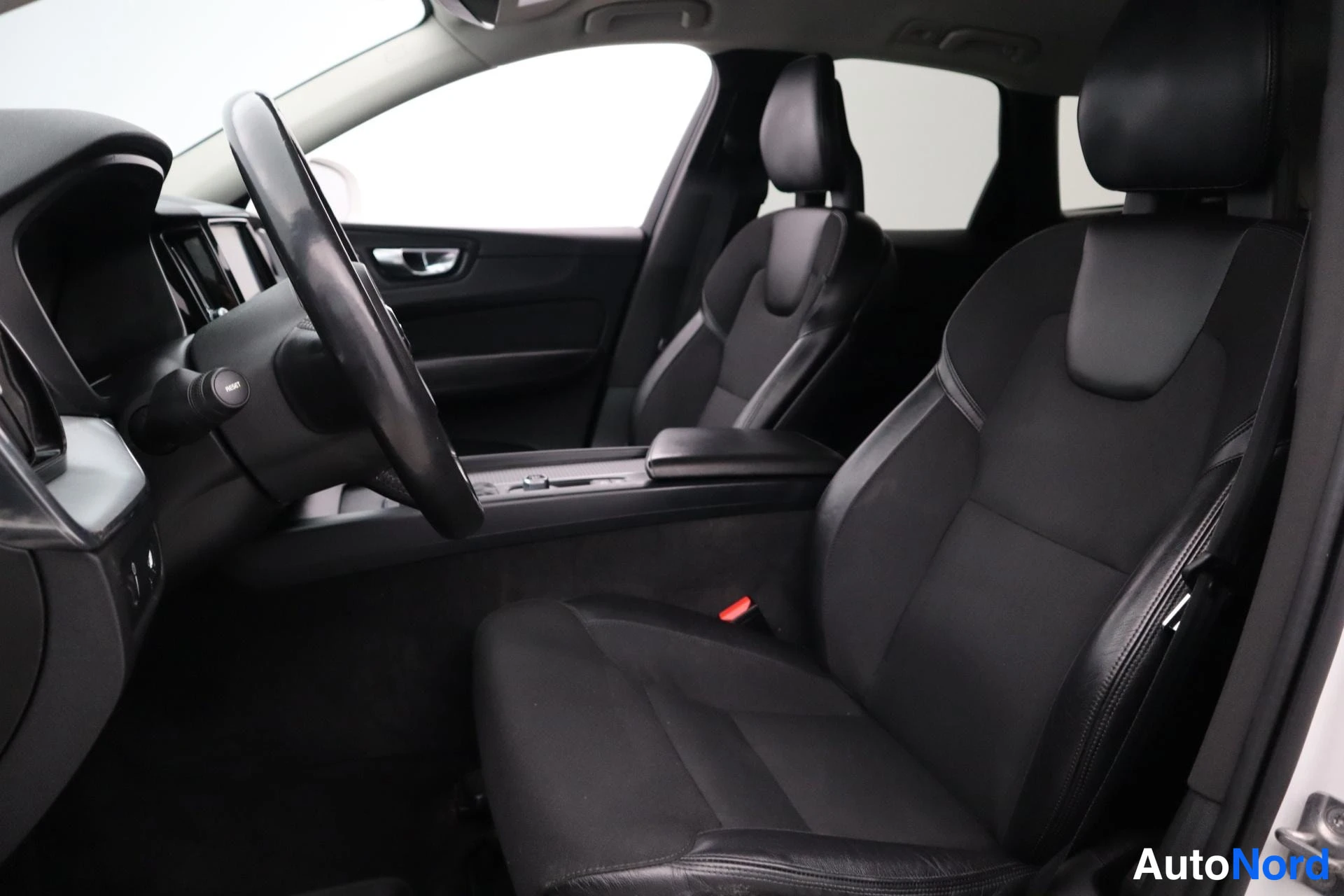 Valkoinen Volvo XC60 2018, kuva 12
