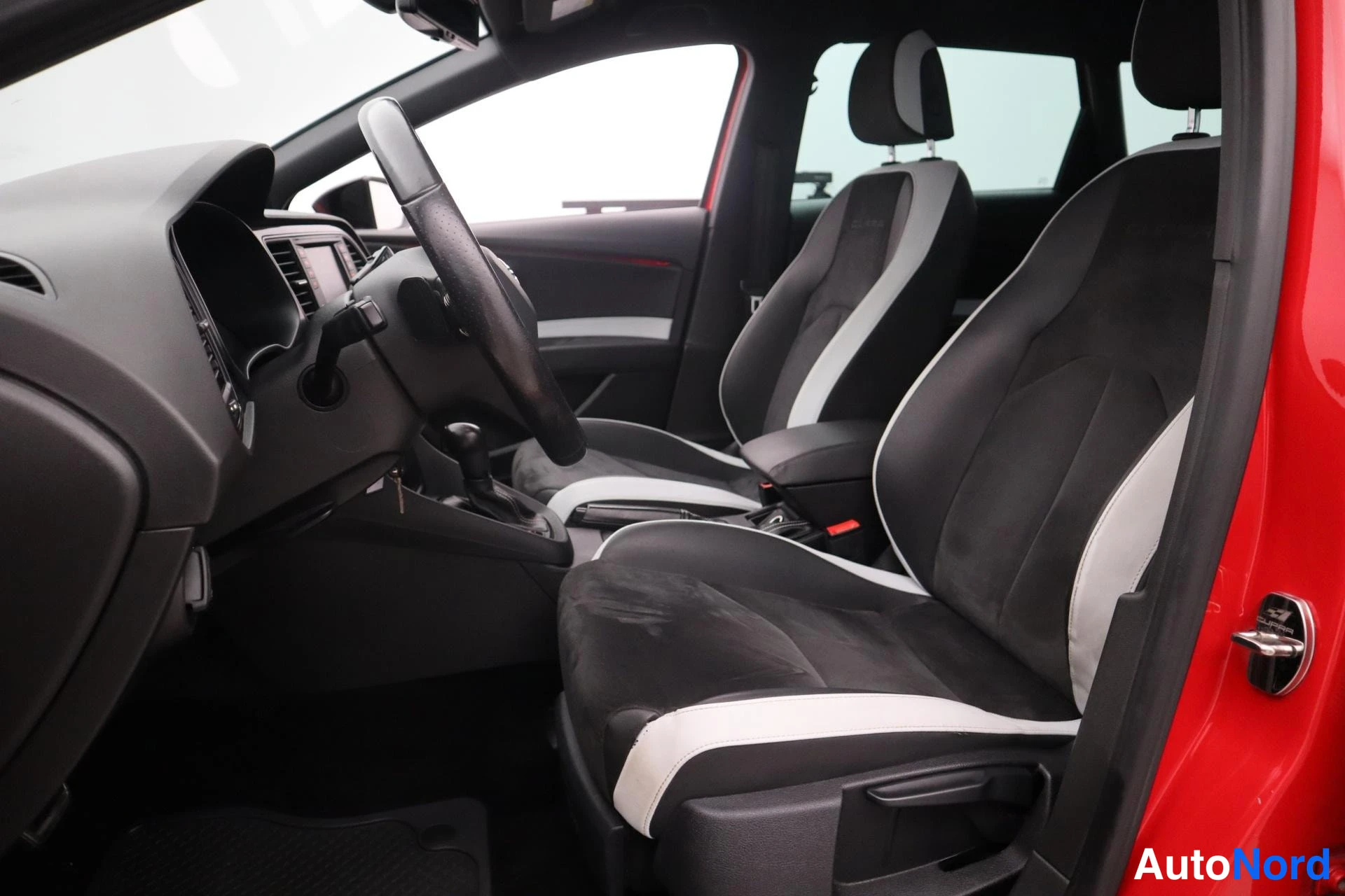 Punainen Seat Leon ST 2015, kuva 14