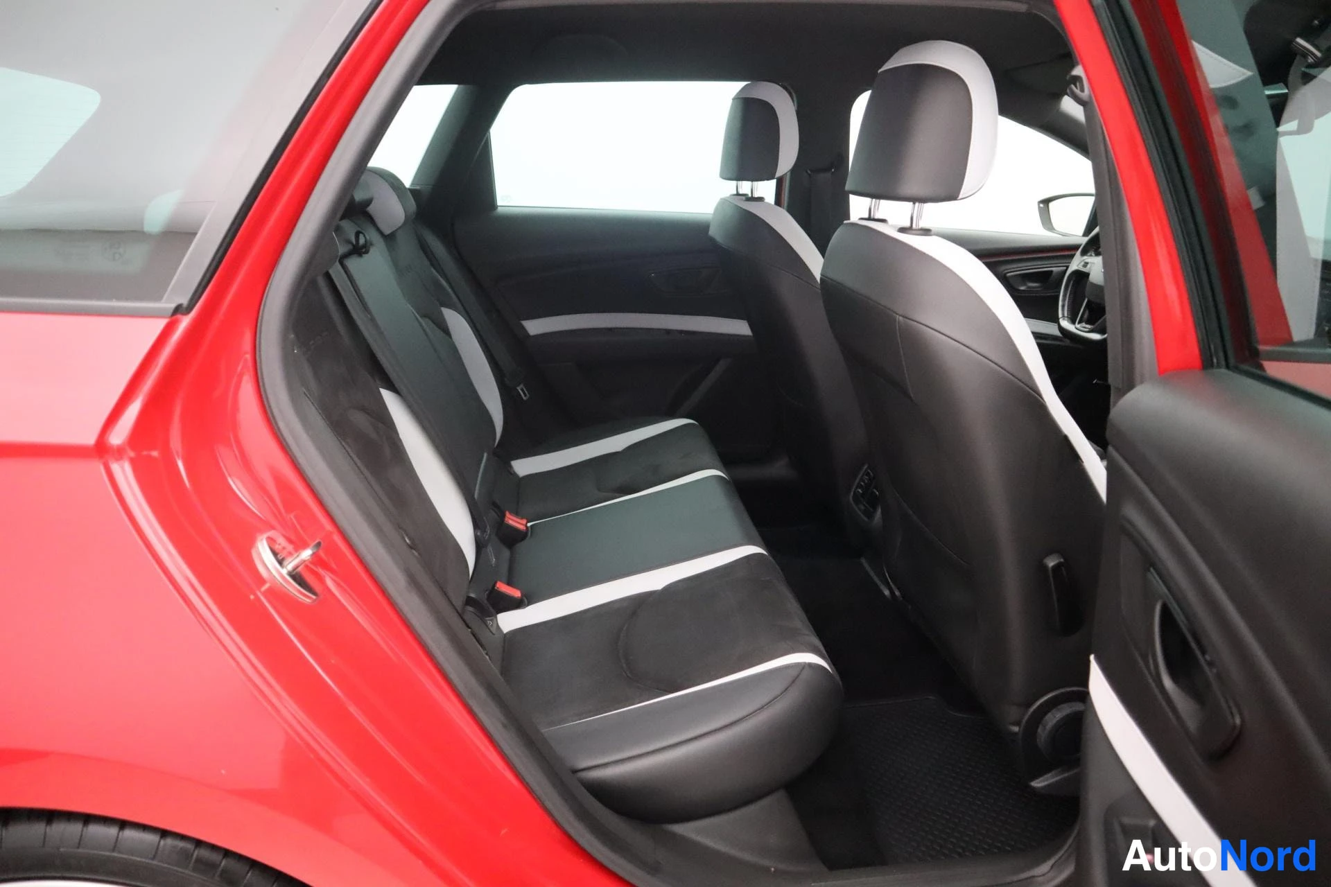 Punainen Seat Leon ST 2015, kuva 15