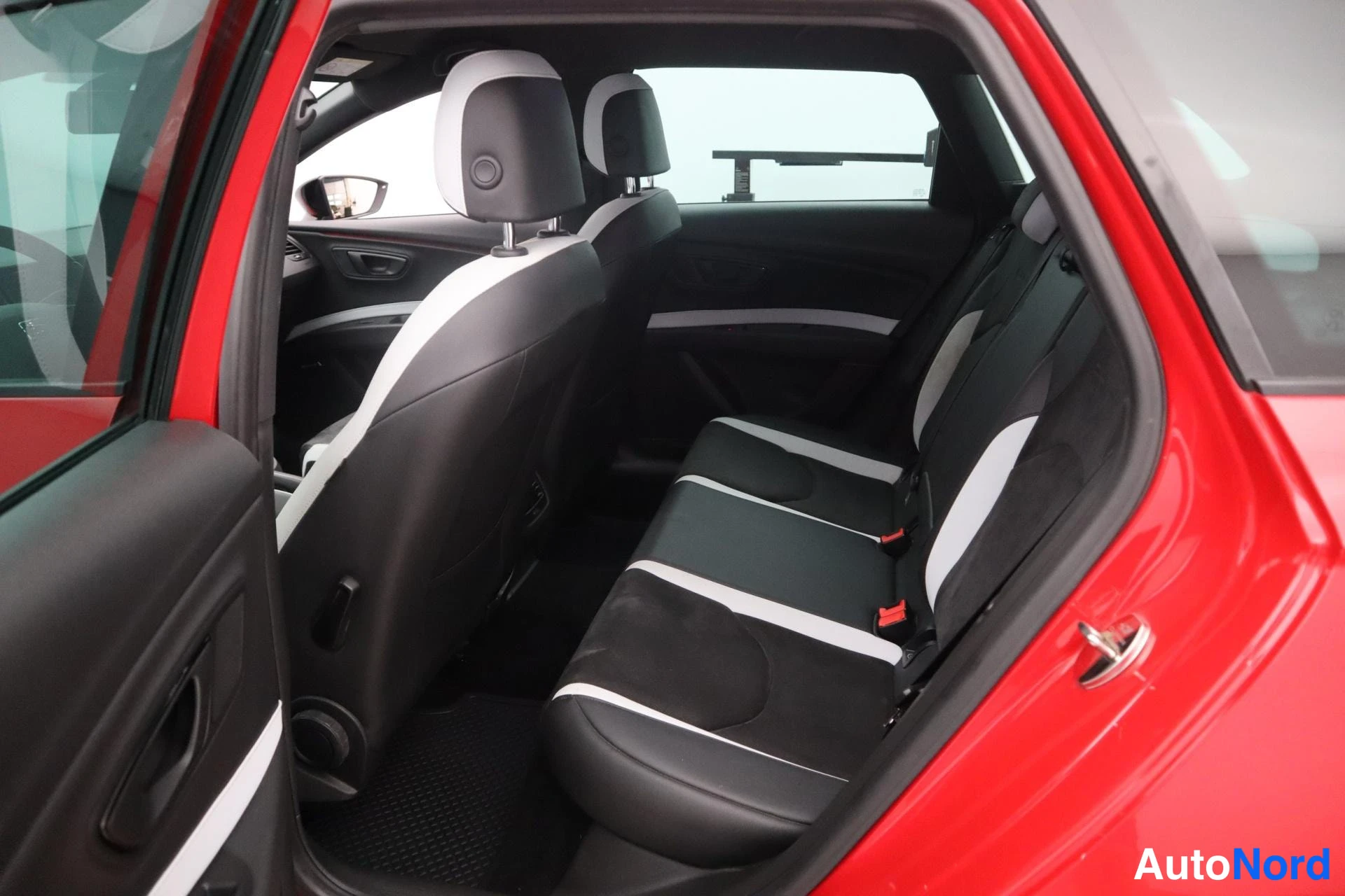 Punainen Seat Leon ST 2015, kuva 16