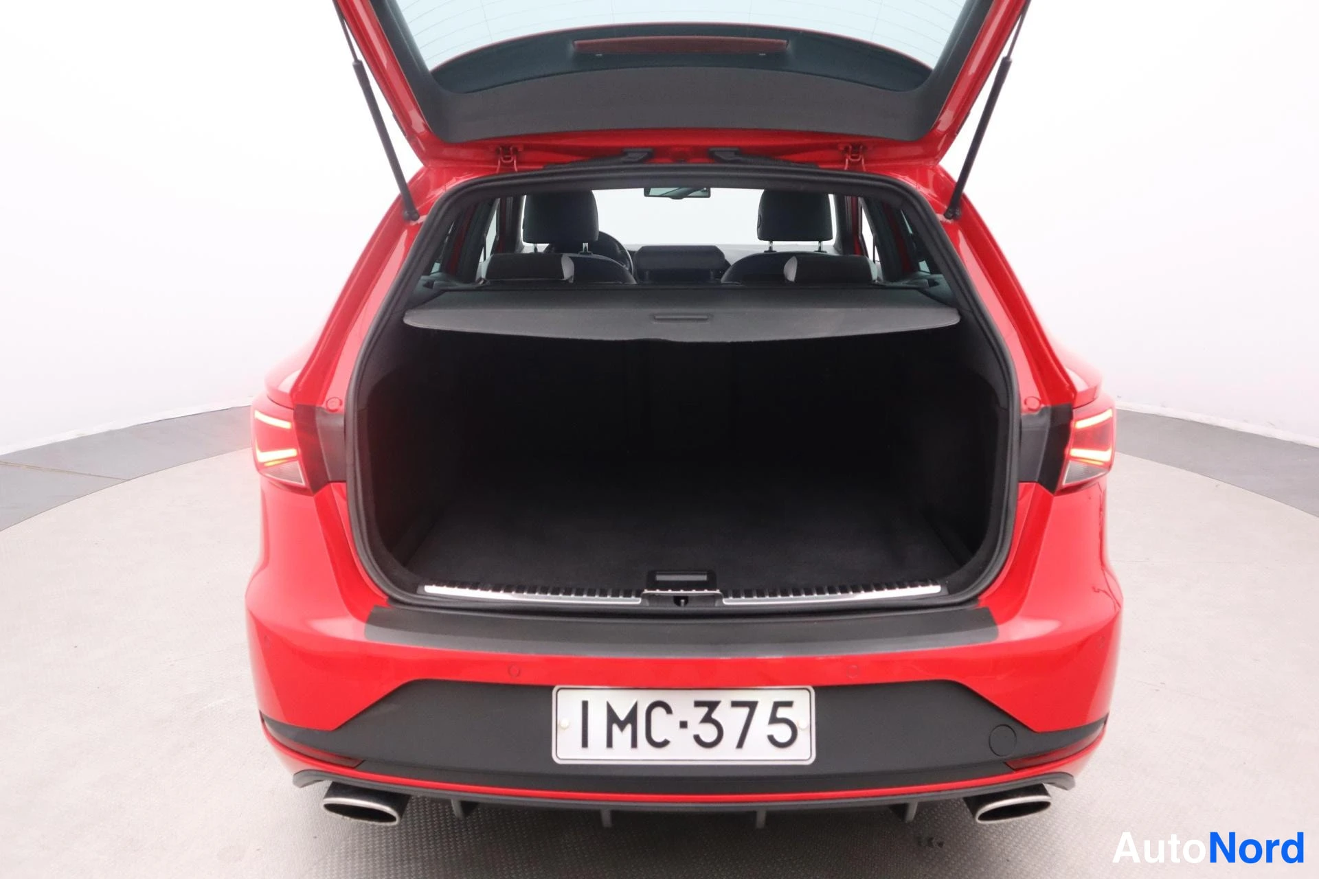 Punainen Seat Leon ST 2015, takaa, kuva 6
