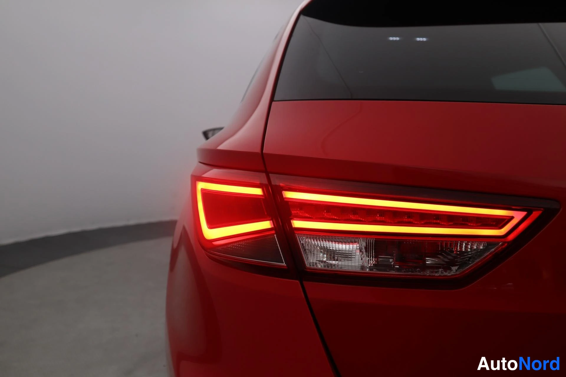 Punainen Seat Leon ST 2015, takaa, kuva 8