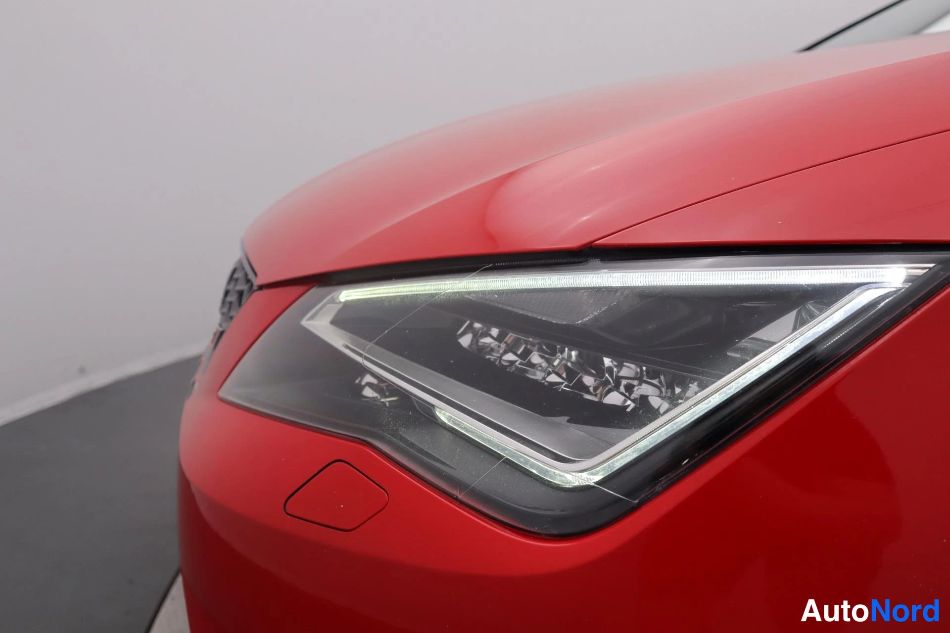 Punainen Seat Leon ST 2015, edestä, kuva 4