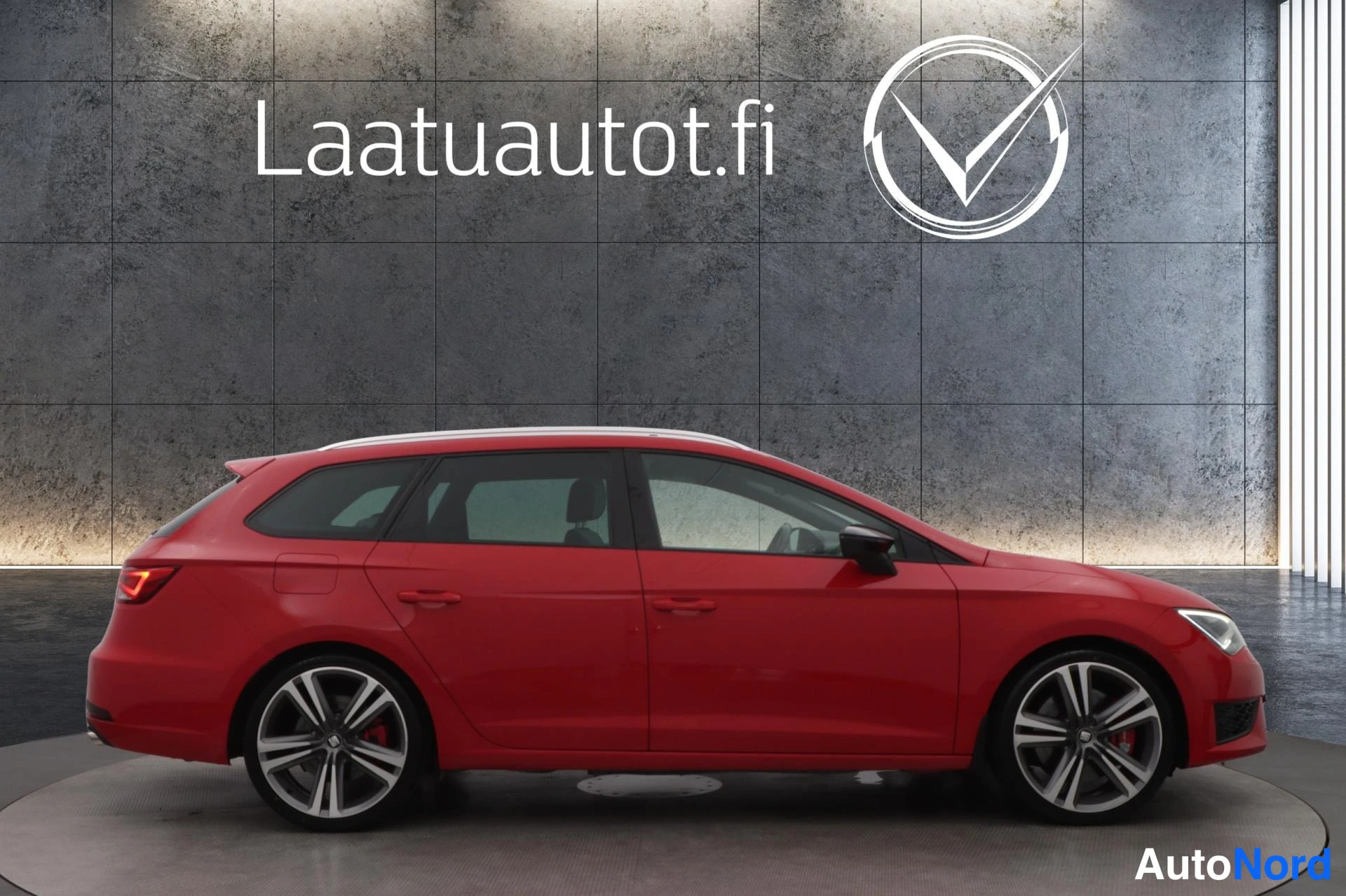 Punainen Seat Leon ST 2015, sivulta, kuva 5