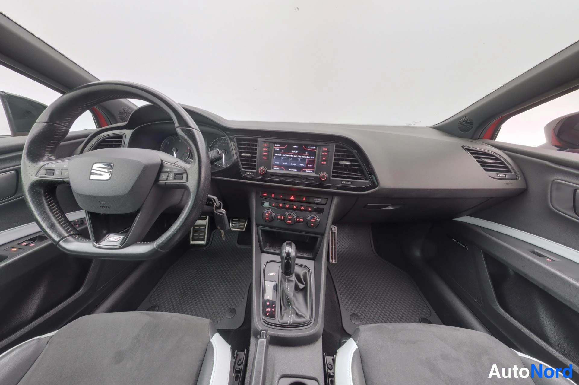 Punainen Seat Leon ST 2015, kuva 9