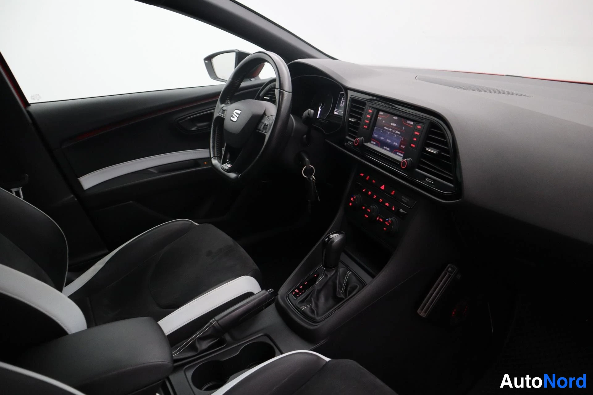 Punainen Seat Leon ST 2015, kuva 11