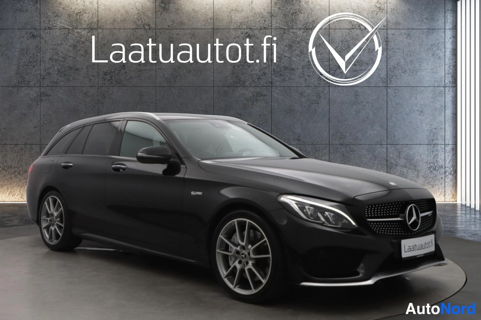 Musta Mercedes-Benz C 43 2017, etuviisto, keula oikealle, kuva 3