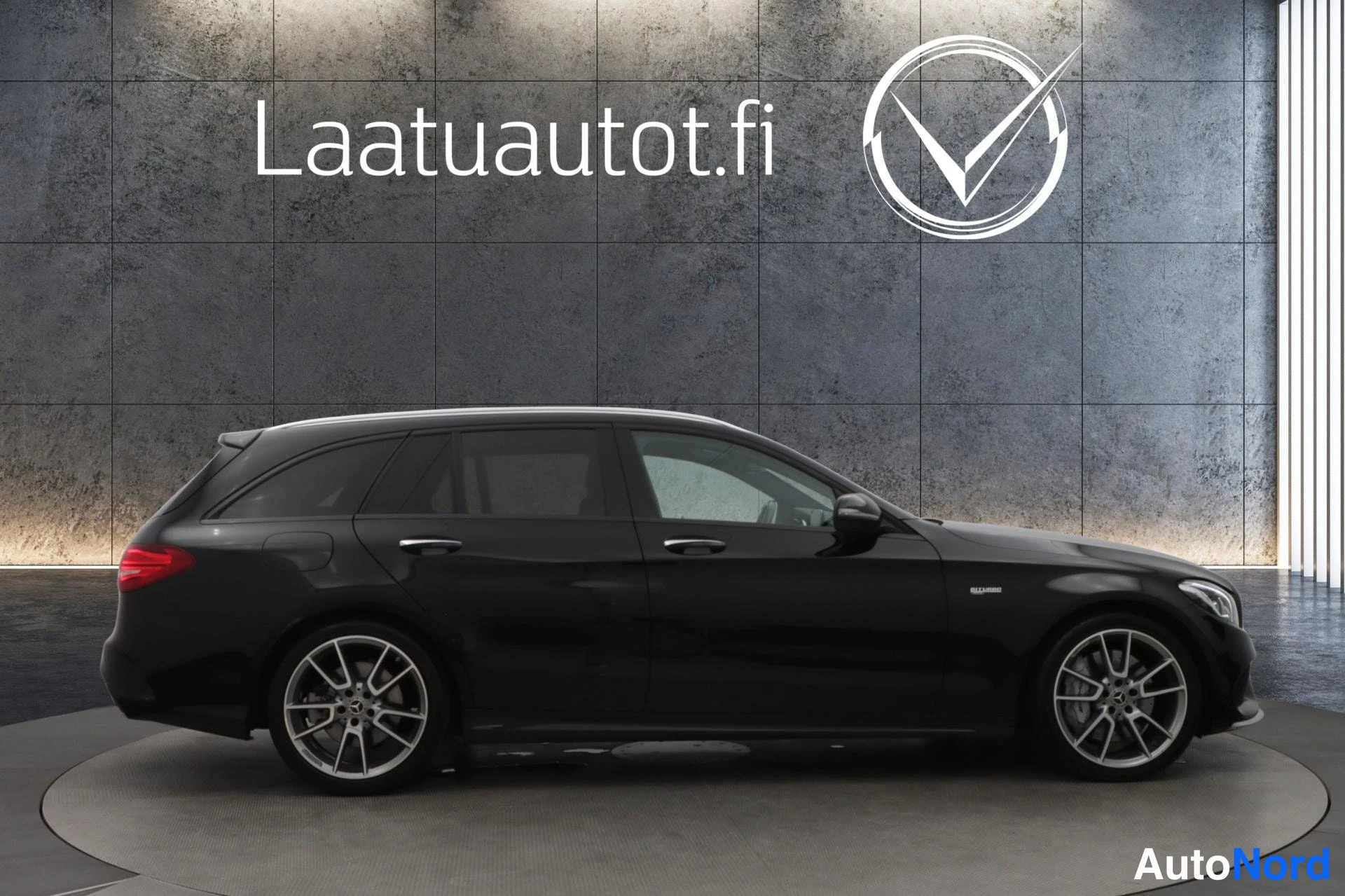 Musta Mercedes-Benz C 43 2017, etuviisto, keula oikealle, kuva 4