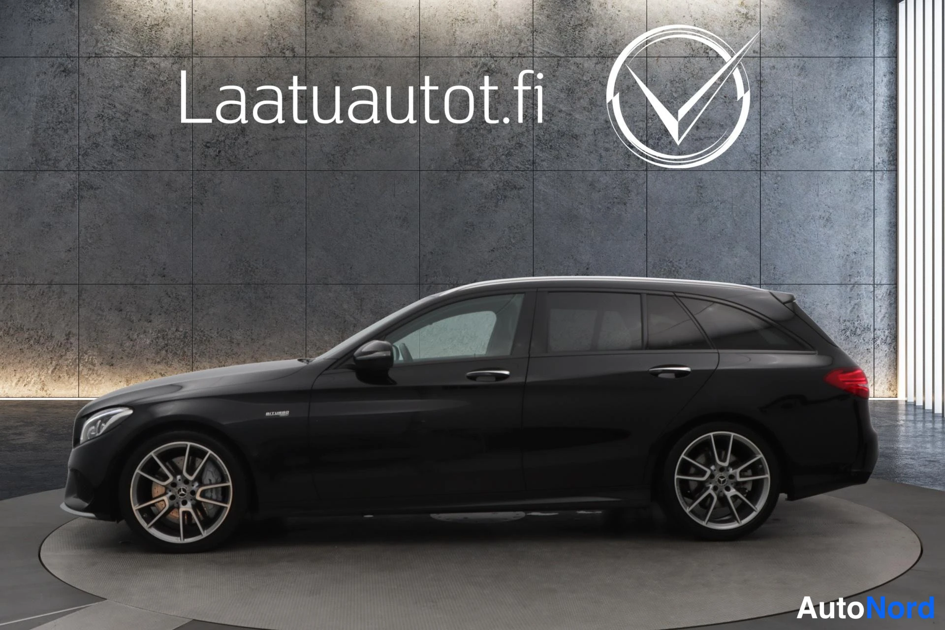Musta Mercedes-Benz C 43 2017, etuviisto, keula vasemmalle, kuva 2