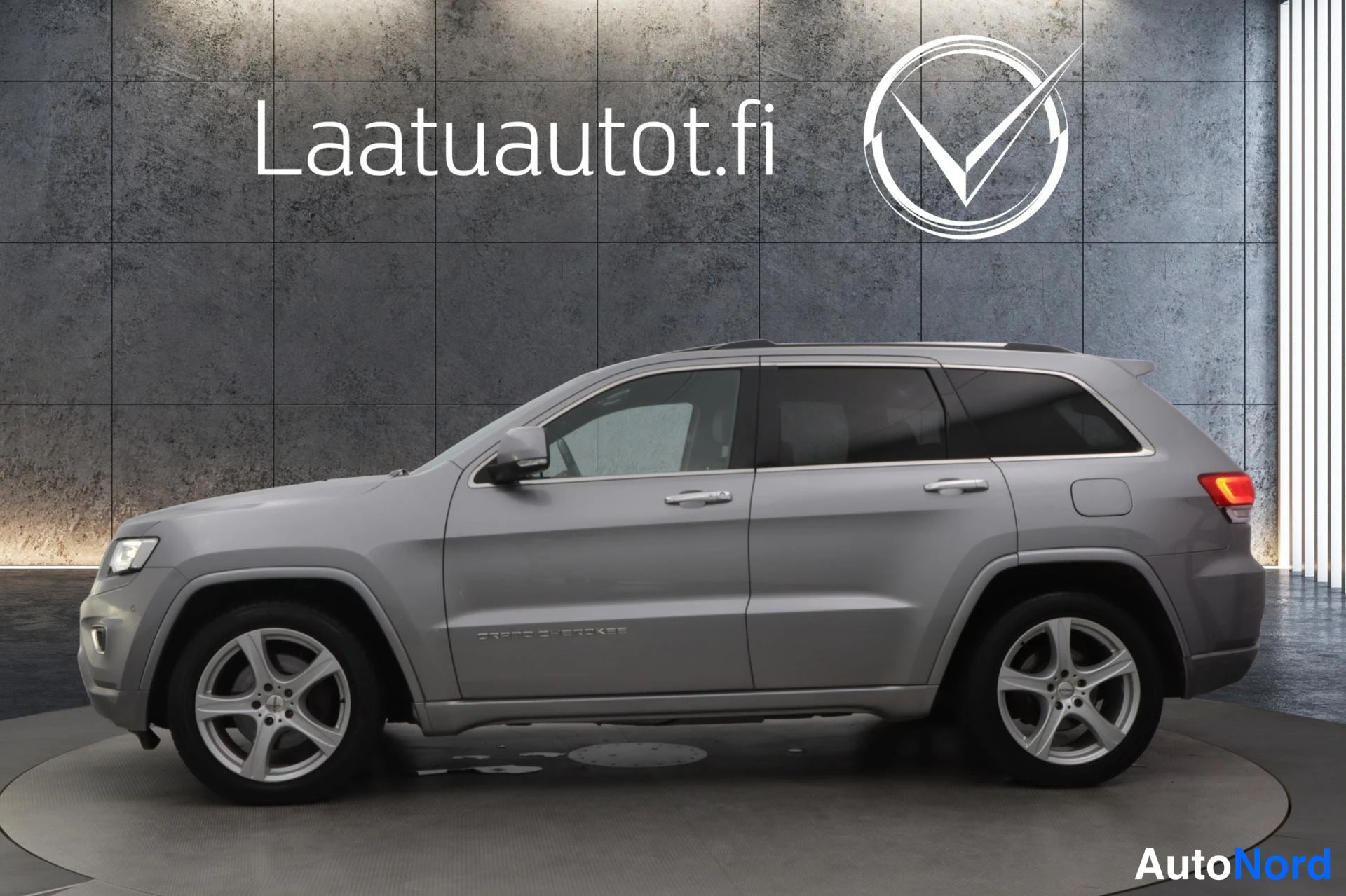 Harmaa Jeep Grand Cherokee 2015, sivulta, kuva 3