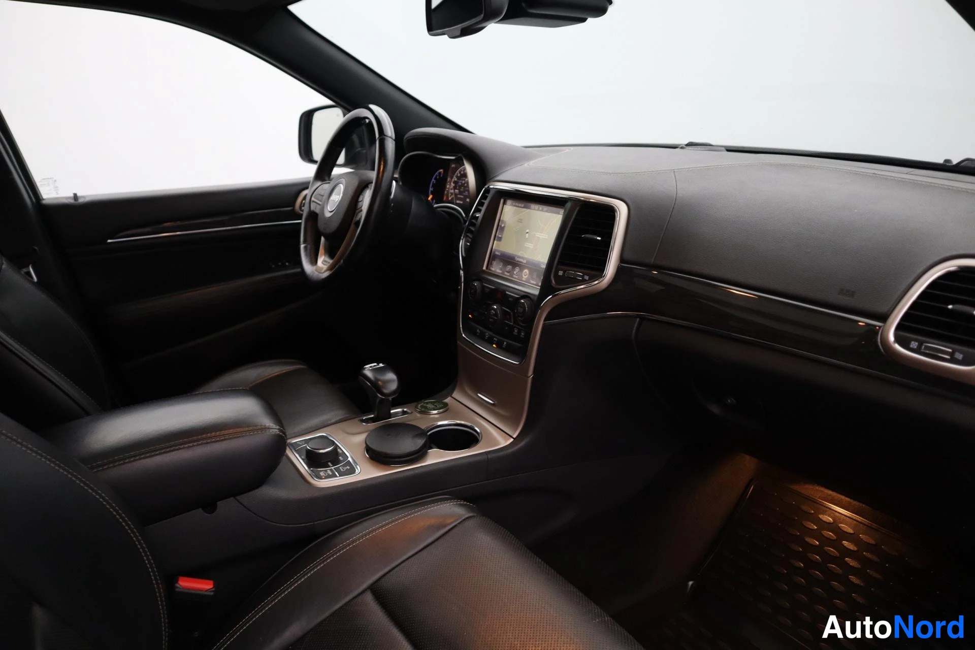 Harmaa Jeep Grand Cherokee 2015, kuva 11