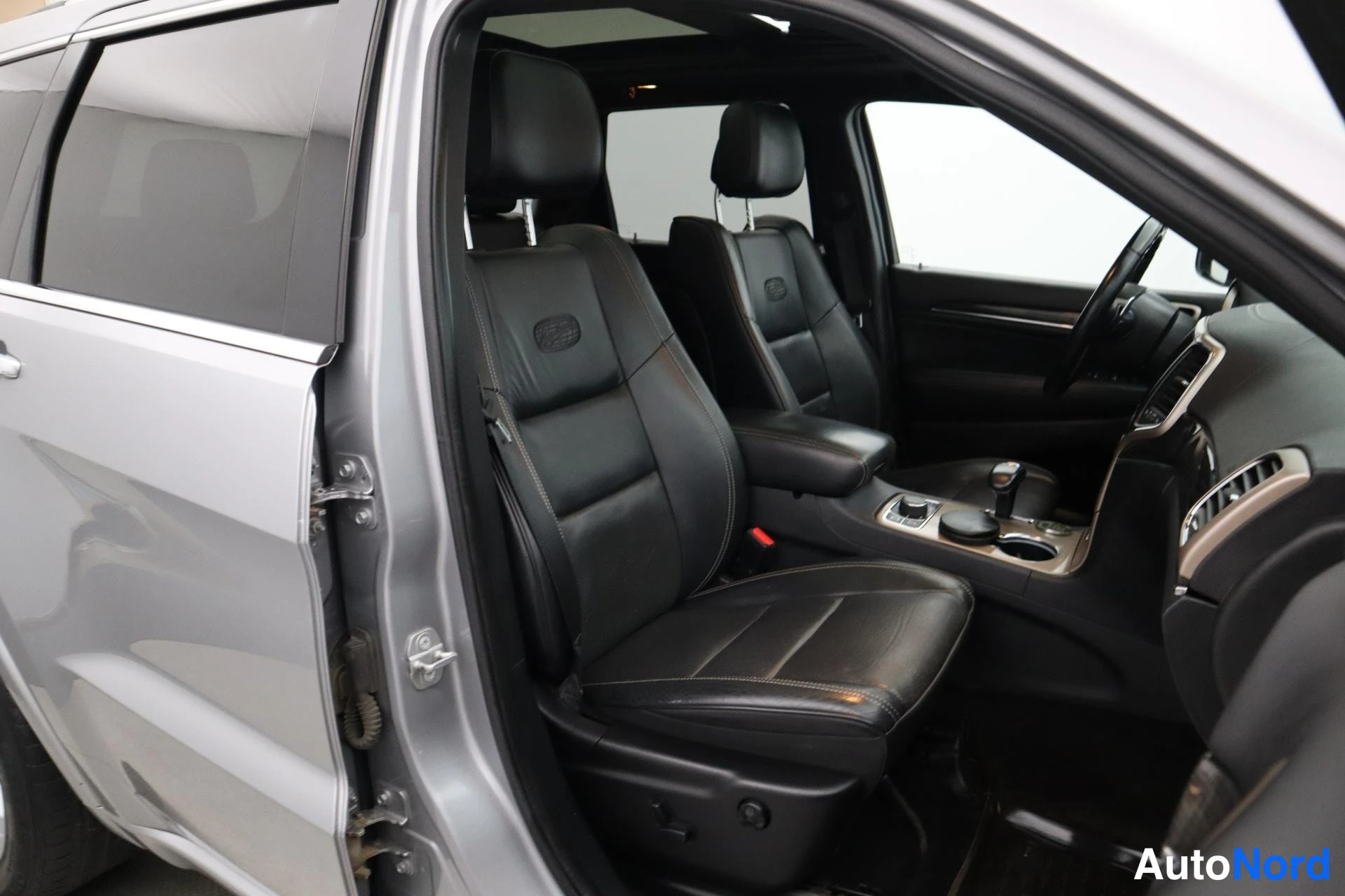 Harmaa Jeep Grand Cherokee 2015, kuva 12