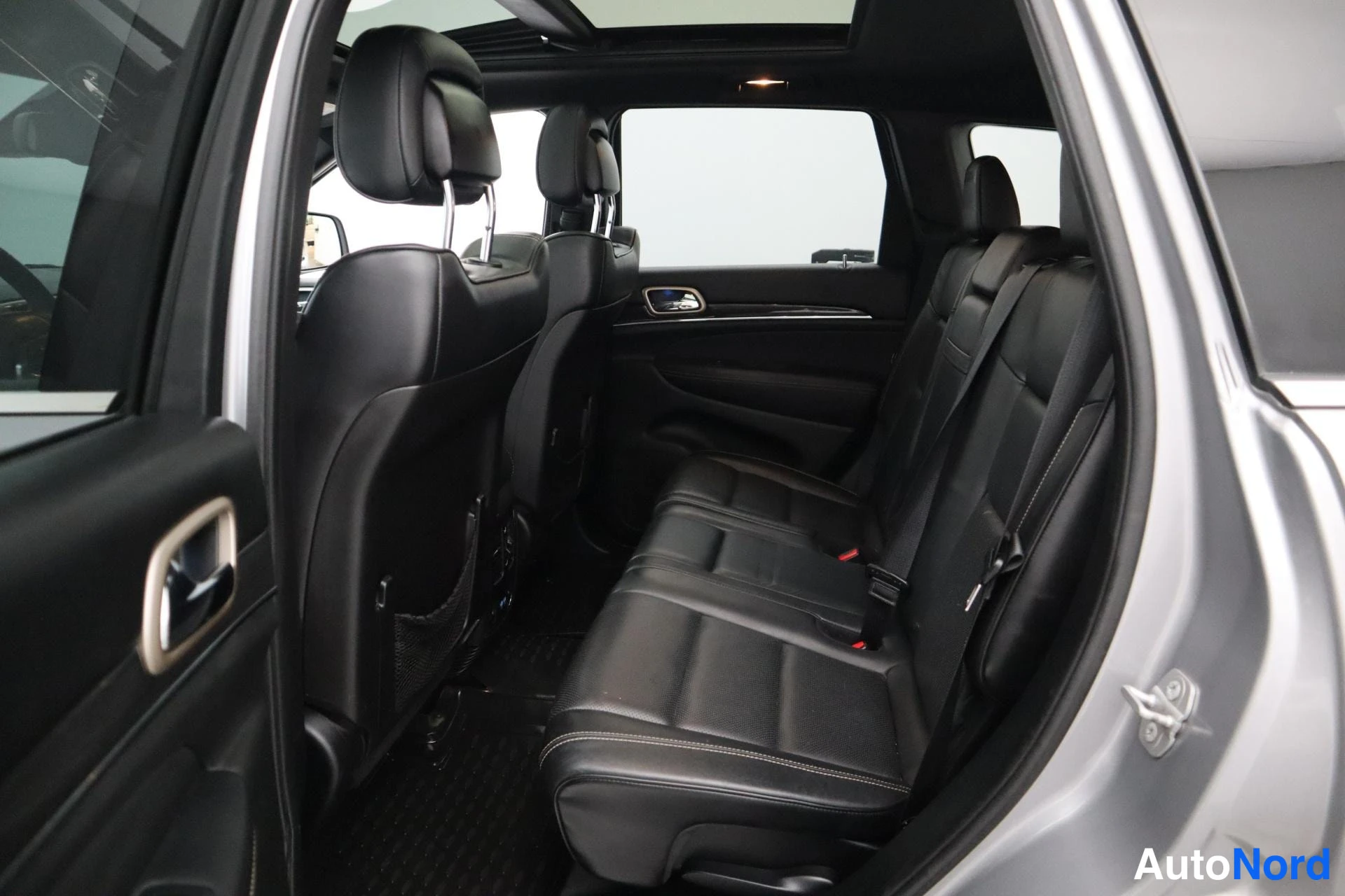 Harmaa Jeep Grand Cherokee 2015, kuva 13