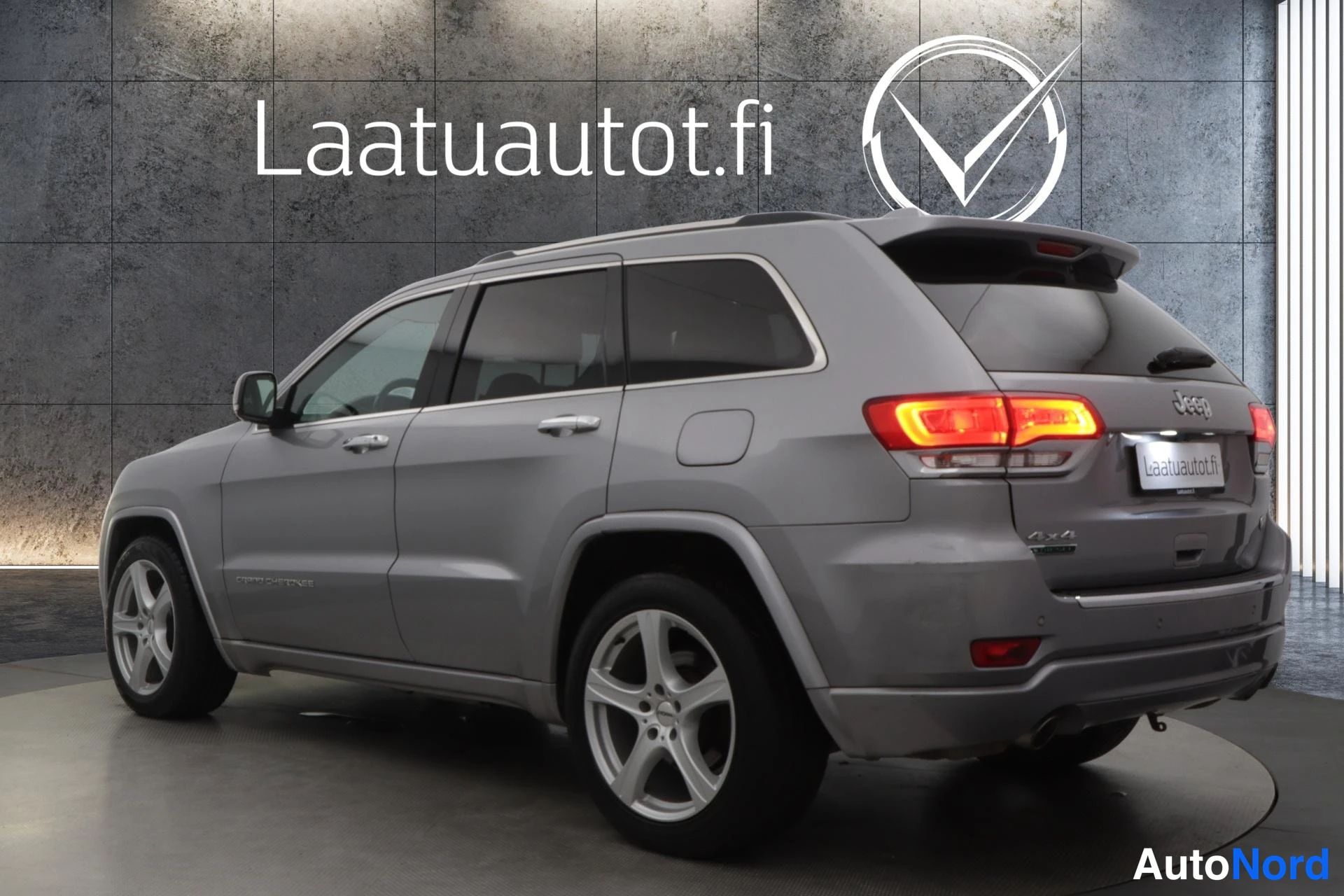 Harmaa Jeep Grand Cherokee 2015, takaviisto, kuva 5