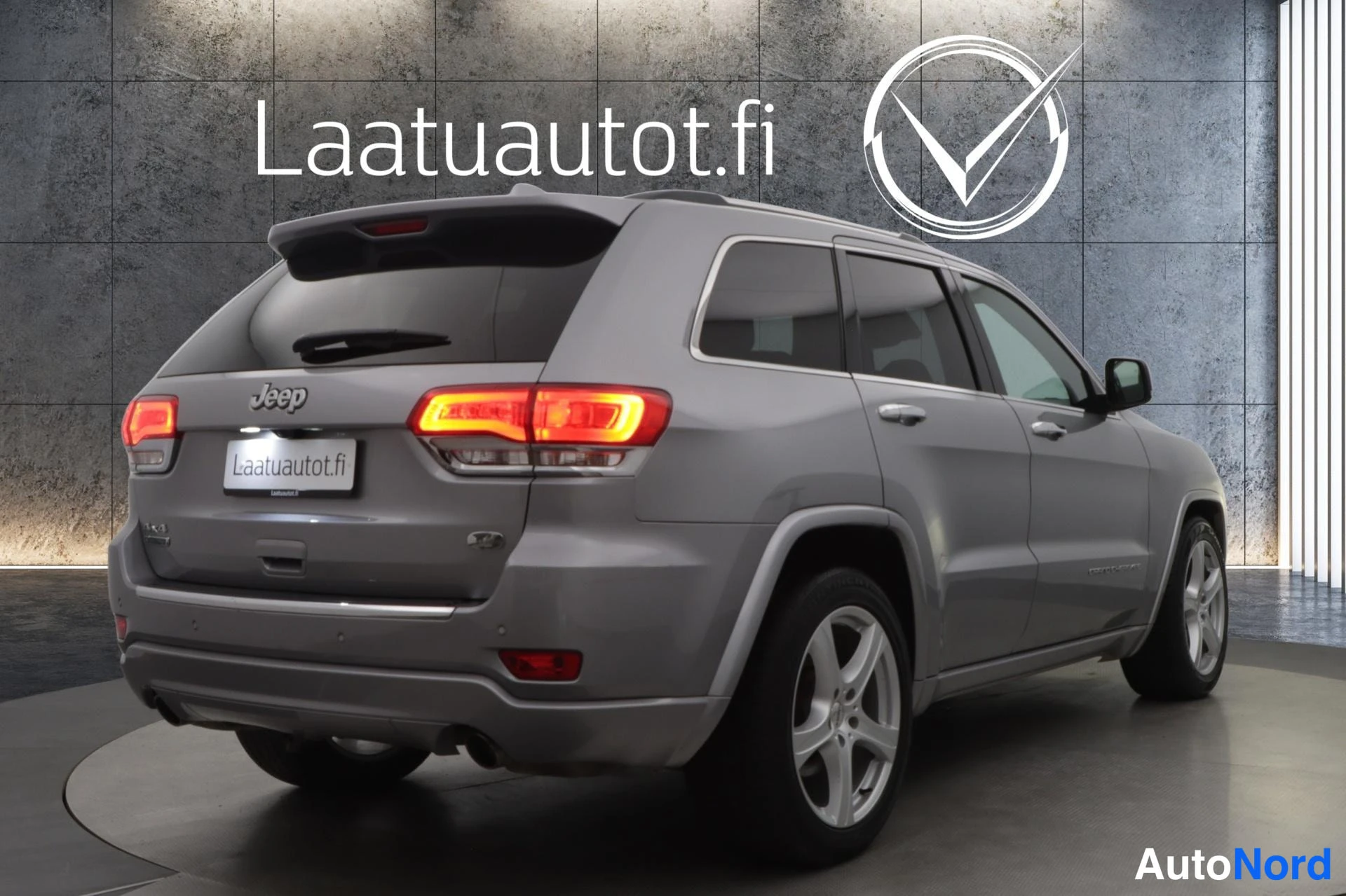 Harmaa Jeep Grand Cherokee 2015, takaviisto, kuva 6