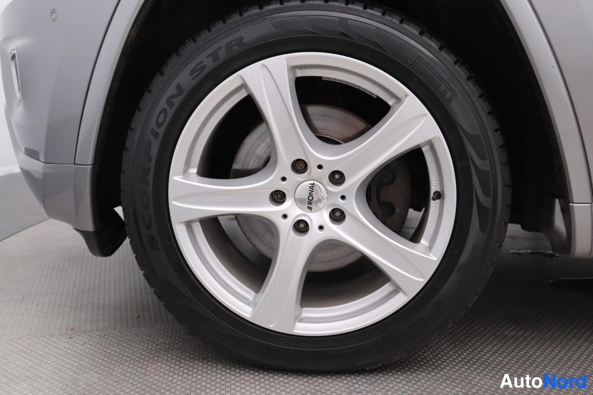 Harmaa Jeep Grand Cherokee 2015, kuva 29