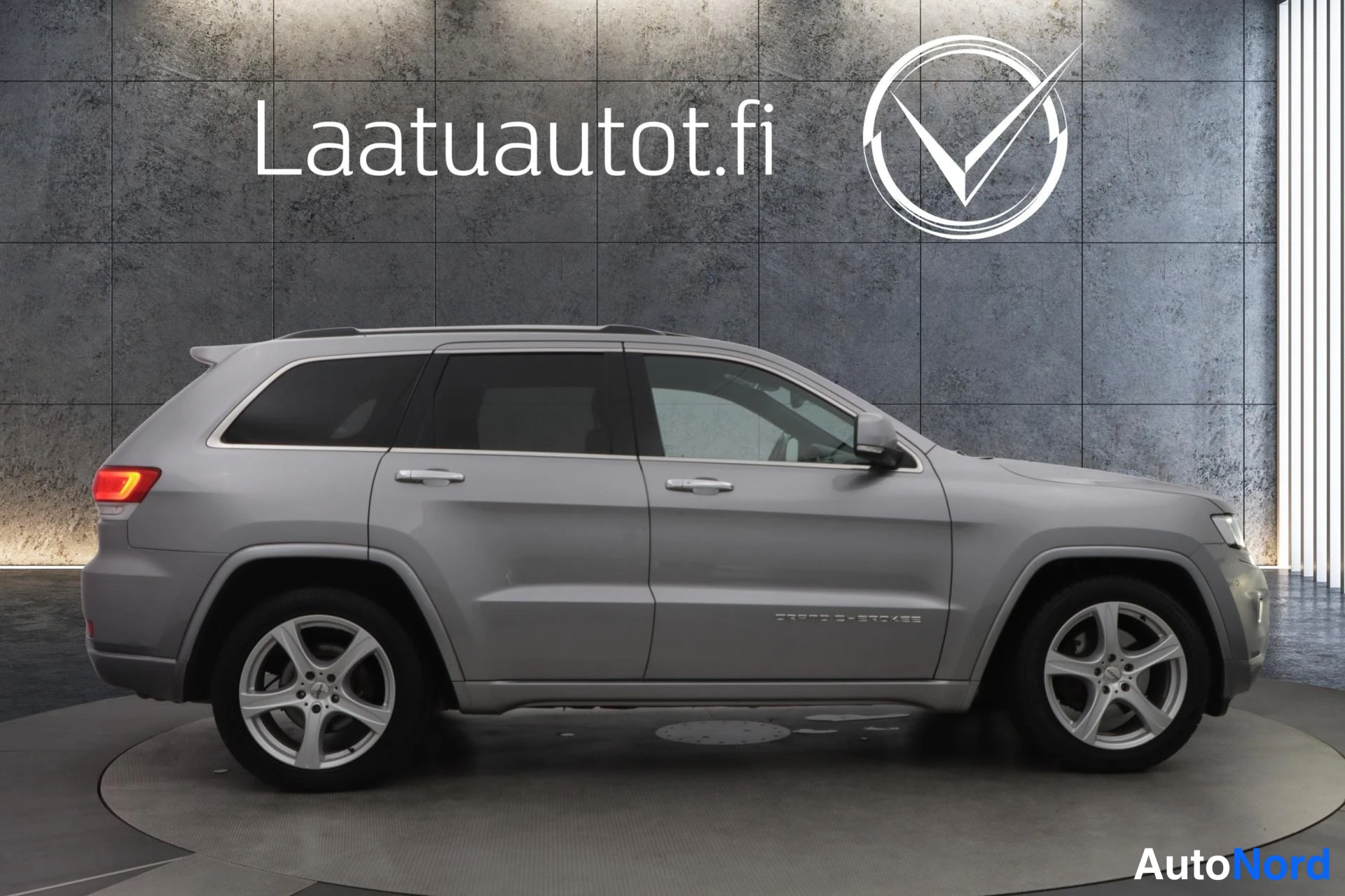 Harmaa Jeep Grand Cherokee 2015, sivulta, kuva 4