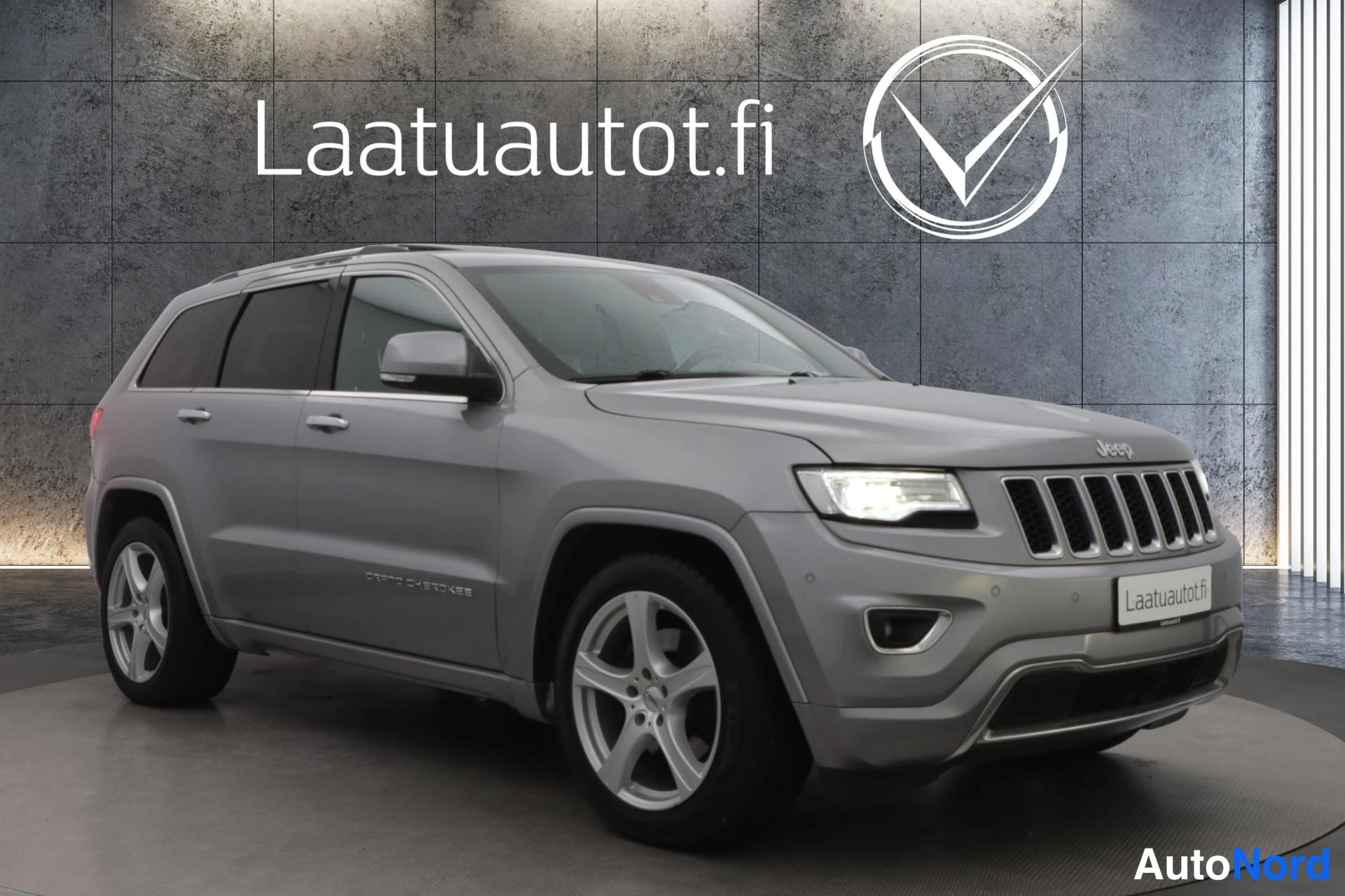 Harmaa Jeep Grand Cherokee 2015, etuviisto, keula oikealle, kuva 2