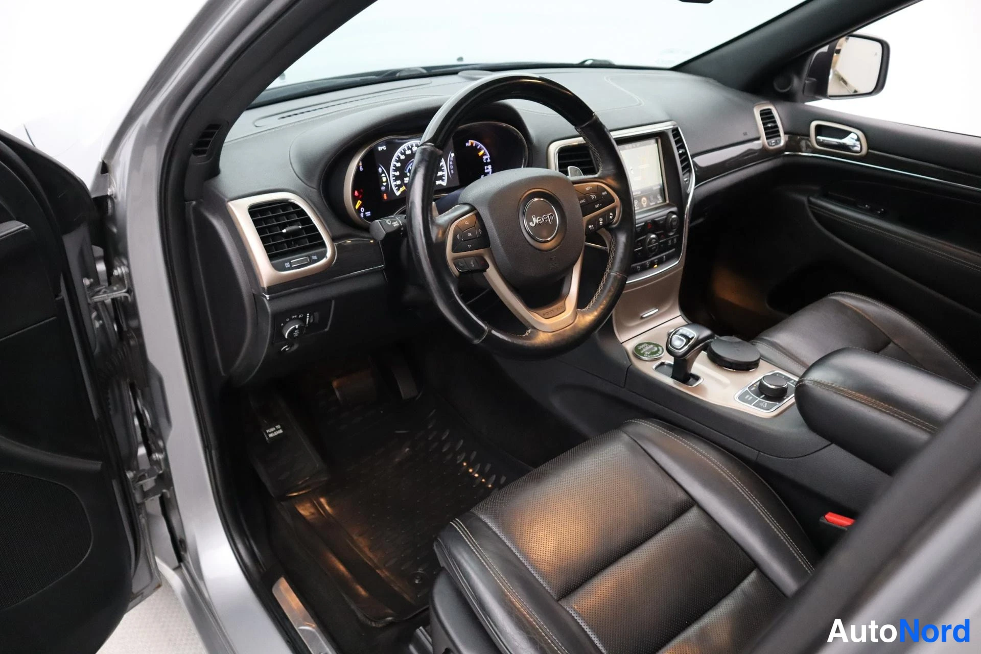 Harmaa Jeep Grand Cherokee 2015, kuva 8